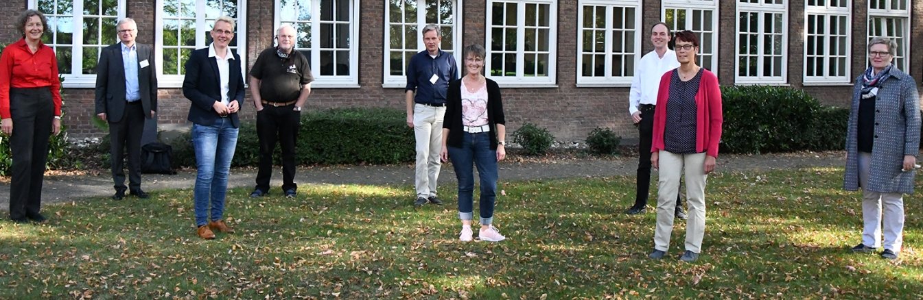 Gemeinsam freuten sie sich über einen gelungenen Studientag (von links): Christel Plenter, Leiterin des Instituts für Diakonat und pastorale Dienste (IDP) in Münster, Reinhard Feiter, Professor für Pastoraltheologie und Homiletik, Dr. Nicole Stockhoff, Leiterin der Fachstelle Gottesdienst und des Referats Liturgie, Wim Wigger, Priester in der Pfarrei St. Peter in Rheinberg, Thorsten Wellenkötter, Diakon in St. Ludger/St. Johann in Billerbeck, Christa Haverkock aus St. Nikodemes in Steinfurt, Domvikar Fabian Tilling, Lisa Scheffer, Pastoralreferentin in Heilig Kreuz in Dülmen, sowie Maria Hölscheid, Pastoralreferentin in St. Amandus in Datteln.