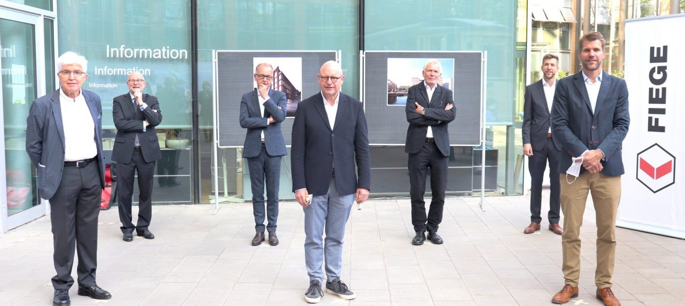 Freuen sich auf den bevorstehenden Umzug an den Hafen in Münster: (v.l.) Prof. Dr. med. Ingo Flenker, Christian Mosel, Ulrich Gremmelspacher, Oberbürgermeister Markus Lewe, Jan Kleihues, Jan Fiege, Felix Fiege