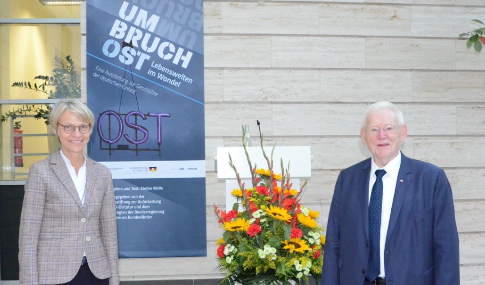 Regierungspräsidentin Dorothee Feller und Staatssekretär a.D. Friedhelm Ost zeigen sich begeistert von der Ausstellung „Umbruch Ost“