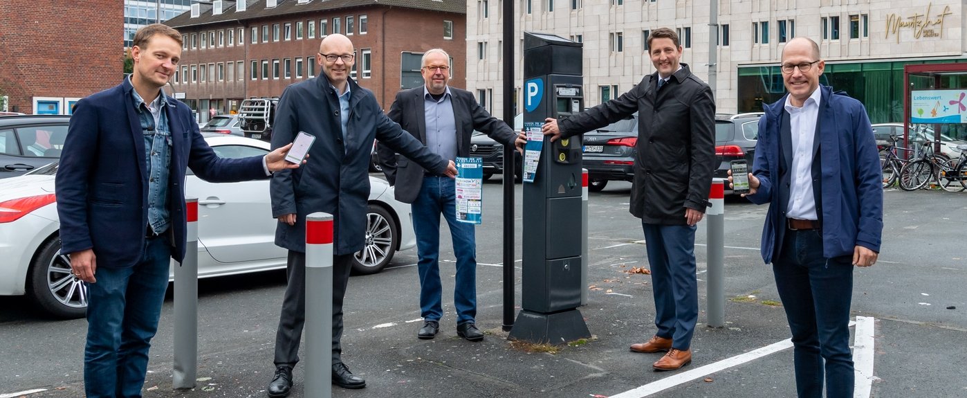 Auf dem Parkplatz das Smartphone zücken statt der Geldbörse: Philipp Zimmermann (Initiative "smartparking"), Norbert Vechtel (Leiter Ordnungsamt), Andreas Pott (Amt für Mobilität und Tiefbau), Stadtbaurat Robin Denstorff und Dr. André Wolf (Leiter Stabsstelle Smart City, v.l.) geben mit dem Handyparken den Startschuss für mehr digital unterstützte Mobilität in Münster. Foto: Presseamt Stadt Münster.