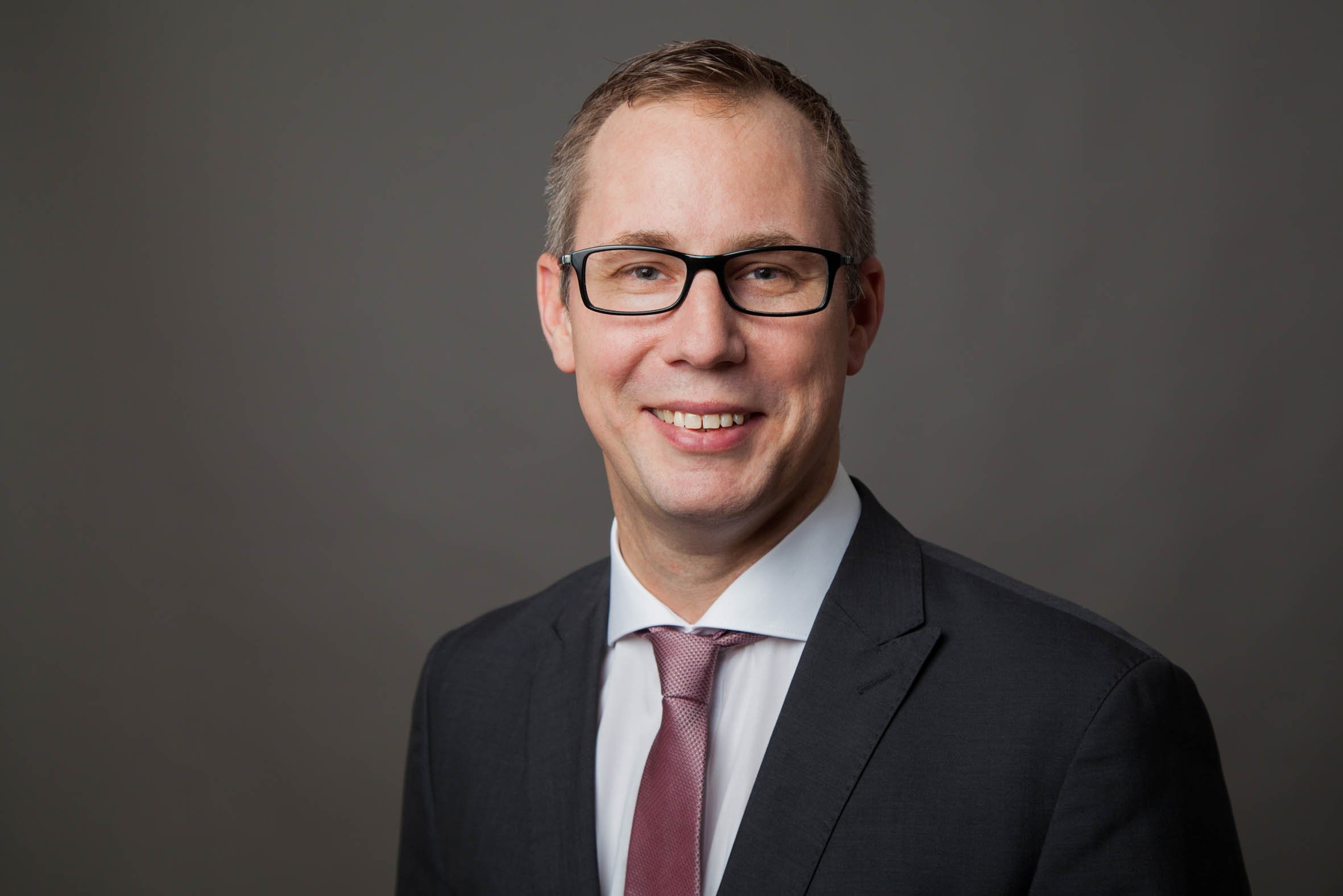 Sebastian van Deel, Leiter desGeschäftsbereichs Digitalisierung, Industrie und International der IHK NordWestfalen. „Wir bringen uns daher gerne mit zwei Workshops ein, die mit deninnovativen Themen E-Commerce und Wasserstoff neue Möglichkeiten für eine Intensivierungder Handelsbeziehungen aufzeigen.“