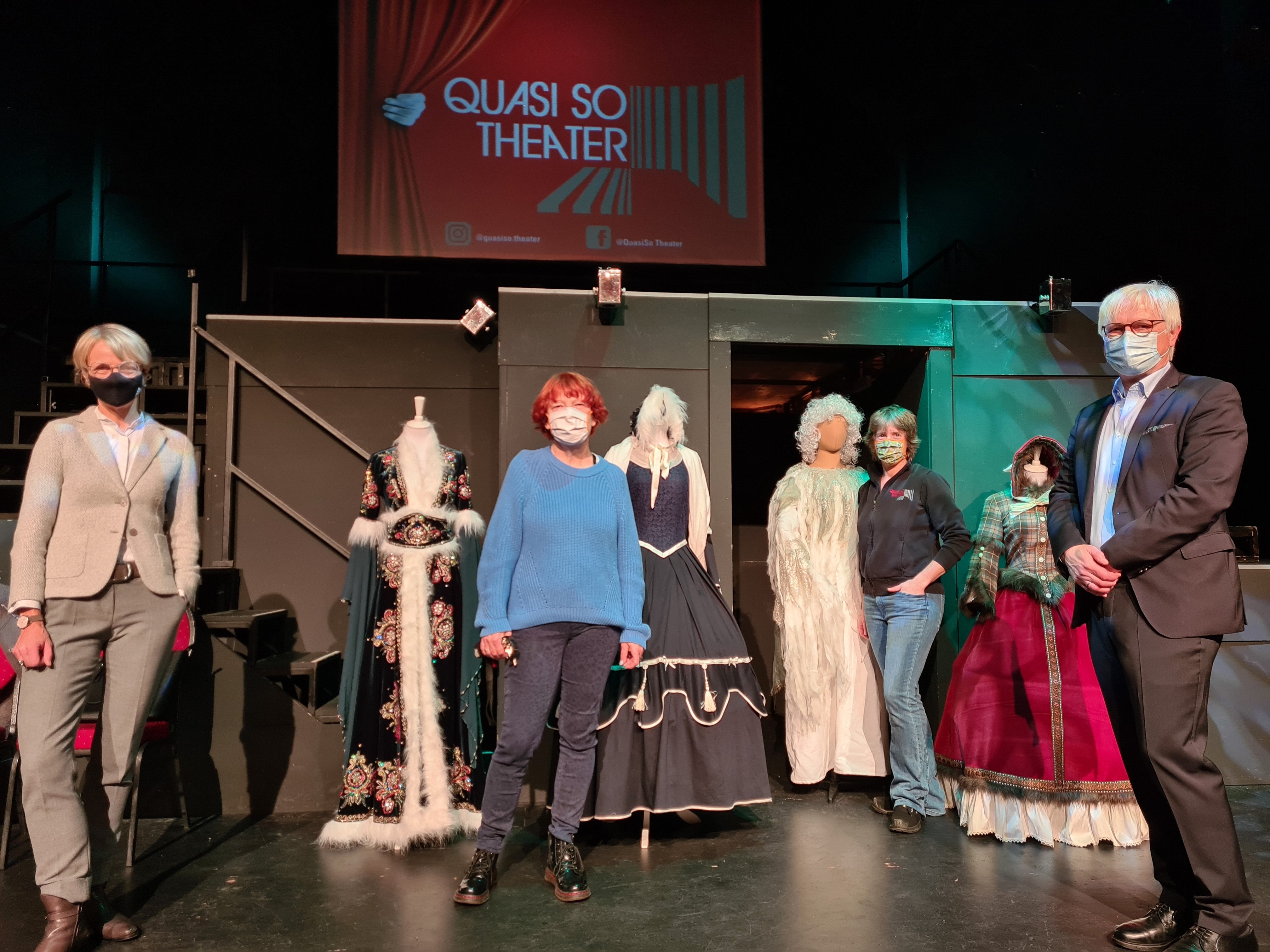 Regierungspräsidentin Dorothee Feller (l.) war ein gern gesehener Gast im Quasi So-Theater. Über ihren Besuch freuten sich die Geschäftsführerin Ute Stöttner, die technische Leiterin Imke Strothmann und der Vereinsvorsitzende Stephan Schmitz (v.l.).   Bildquelle: Bezirksregierung Münster