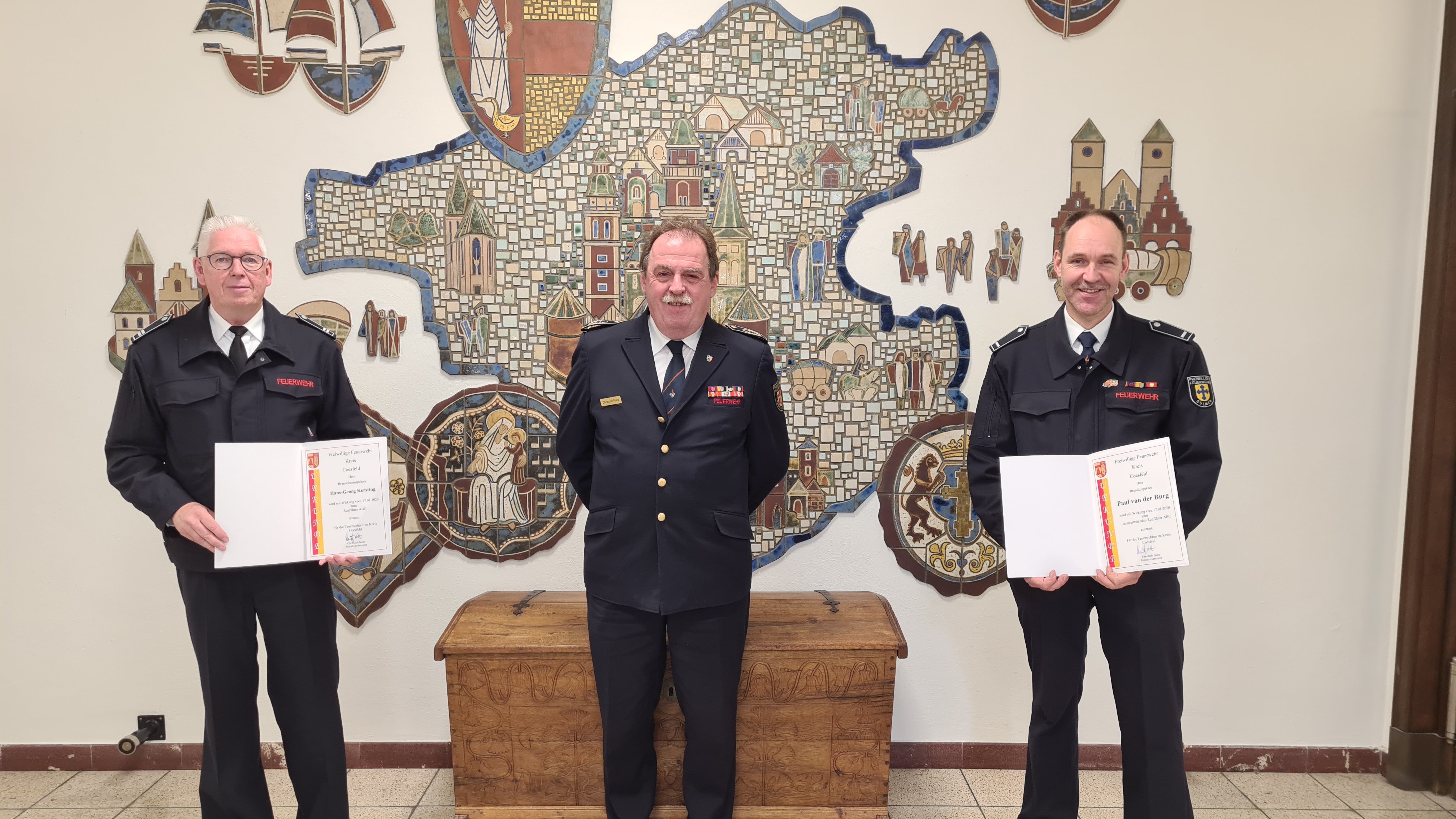 randoberinspektor Hans-Georg Kersting (l.) und Brandinspektor Paul van der Burg (r.) holt Kreisbrandmeister Christoph Nolte (Mitte) mit der Überreichung der Ernennungsurkunden offiziell ins Führungsteam des ABC-Zuges der Kreisfeuerwehr.