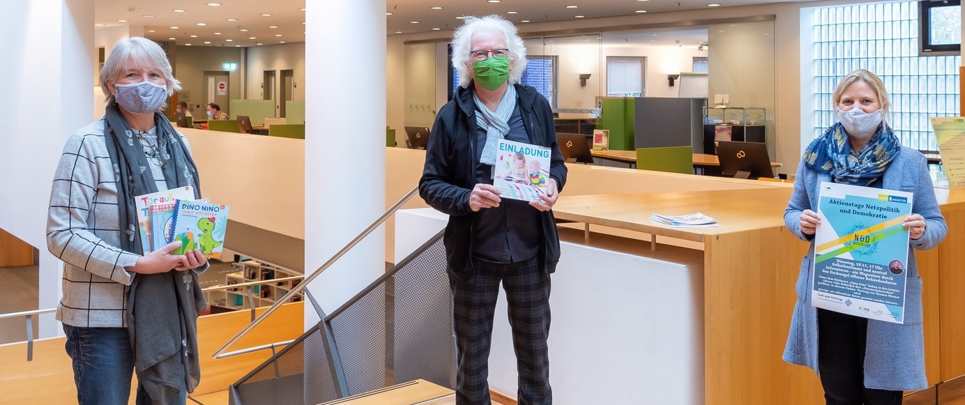Büchereileiterin Stefanie Dobberke (r.) und Andrea Kreuzheck vom Bücherei-Team blicken gemeinsam mit Wilhelm Breitenbach, Vorsitzender des Freundeskreises, auf die gemeinsamen Aktivitäten in den vergangenen Monaten zurück. Foto: Amt für Kommunikation/Stadt Münster.