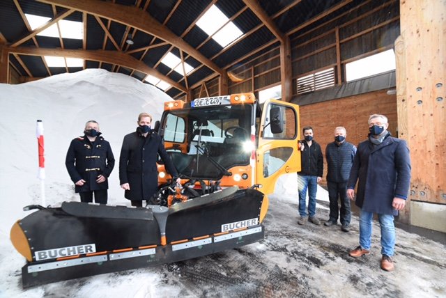 Für Landrat Dr. Christian Schulze Pellengahr (2. l.), Kreisdirektor Linus Tepe (l.) und Abteilungsleiter Straßenbau und -unterhaltung Klaus Dammers (r.) sind die Investition in ein zusätzliches Räumfahrzeug, das Betriebsleiter des Bauhofes in Dülmen Michael Schräder-Osthues (3. r.) und dortiger Einsatzleiter Michael Krebber (2. r.) präsentieren, eine Notwendigkeit gewesen, um die Reinigung und Räumung von Geh- und Radwegen an den Kreisstraßen zu gewährleisten. Das Fahrzeug ergänzt die Flotte und kommt in diesem Winter erstmalig zum Einsatz.