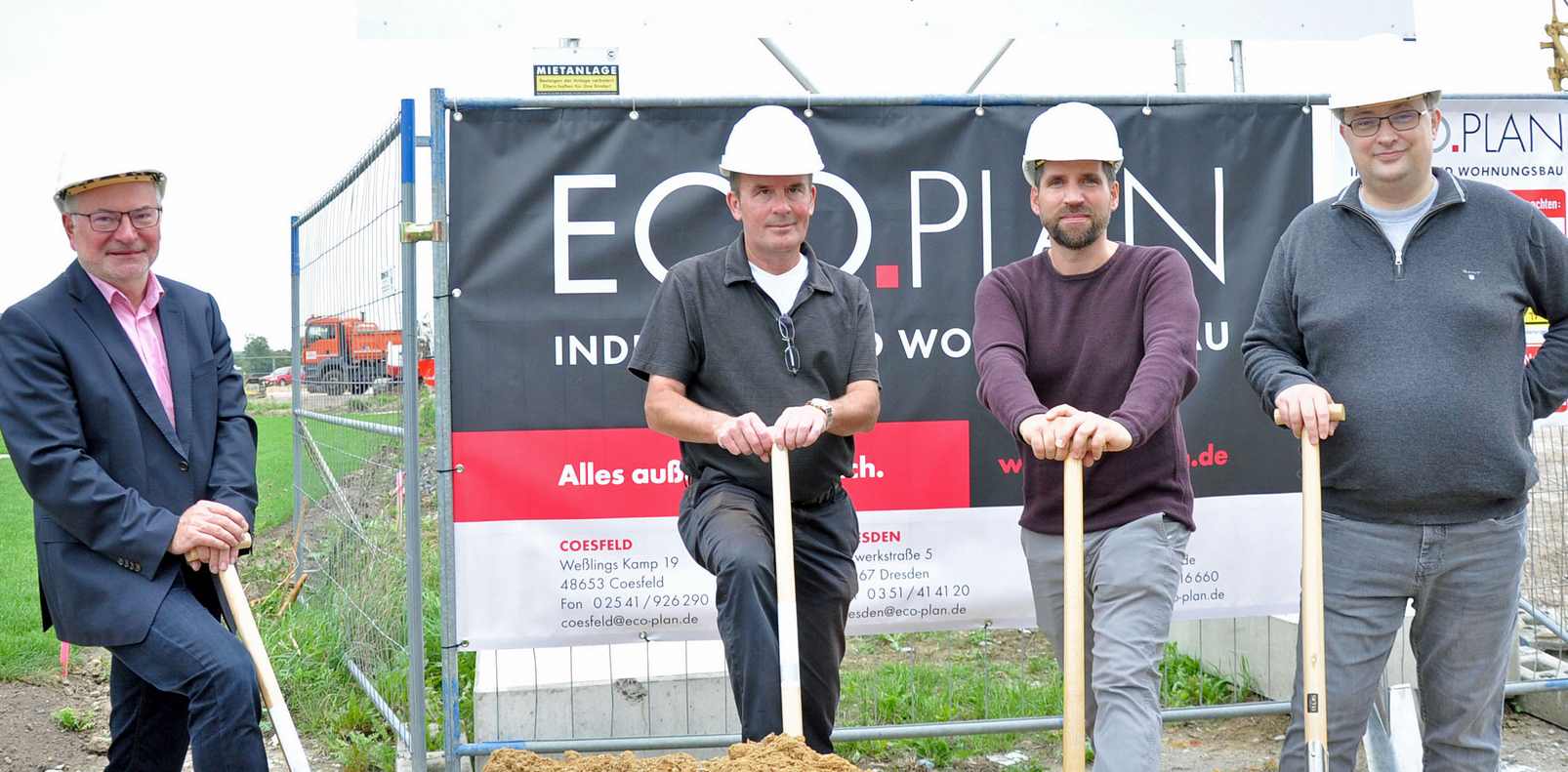 Gekauft im Februar, den ersten Spatenstich im September am künftigen LapStore-Standort im Wolbecker Gewerbegebiet Östliche Münsterstraße vorgenommen: Die Geschäftsführer Axel Barich (2.v.l.), Simon Brüne (2.v.r.) und Claus Peter Blunck (r.) haben Dieter Schewetzky (l.) von der Wirtschaftsförderung Münster zu diesem bedeutenden Anlass eingeladen. Er hat das Unternehmen zu dem passenden Grundstück beraten. Foto: Wirtschaftsförderung Münster GmbH/Martin Rühle