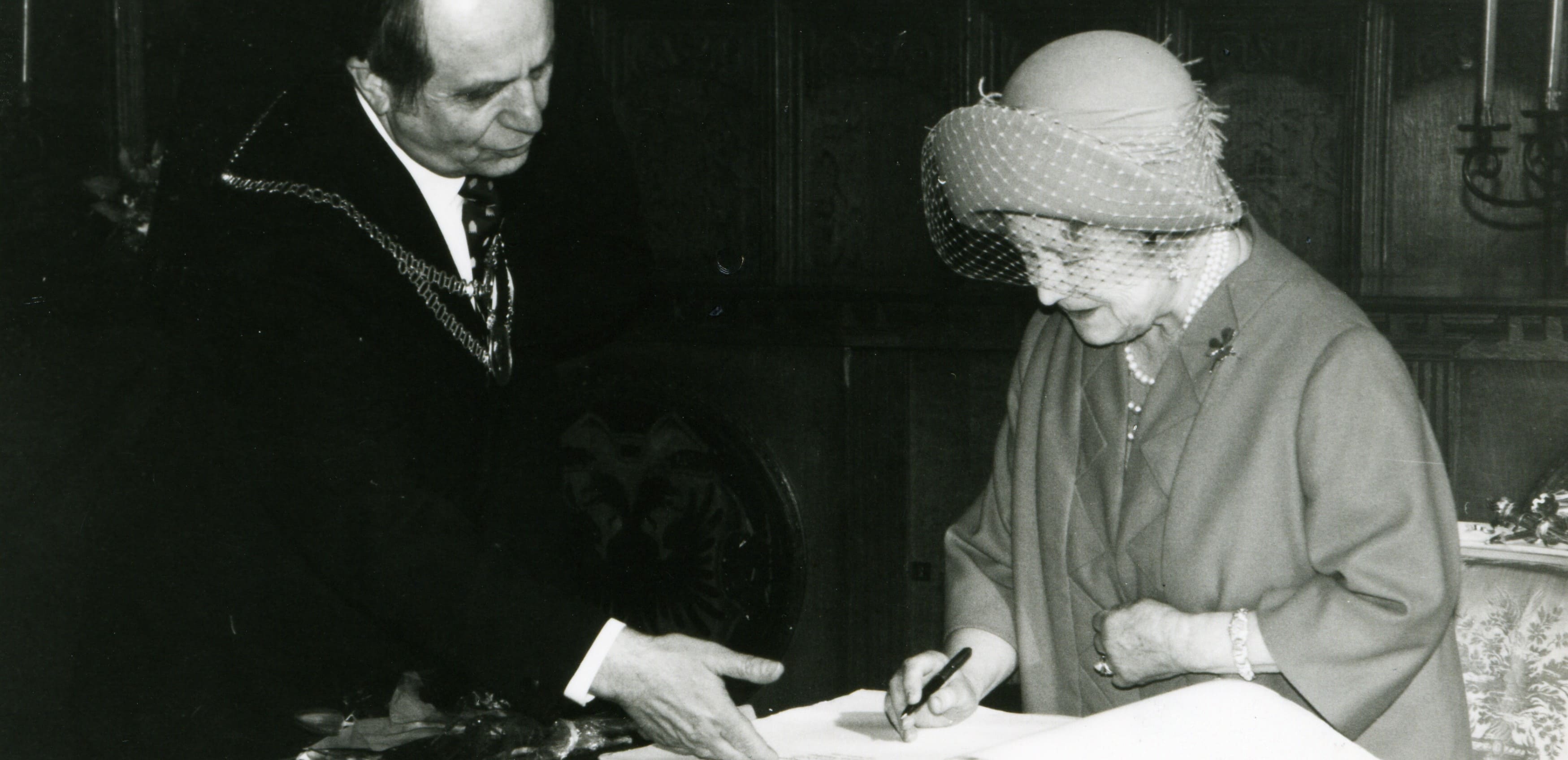 Viele gekrönte Häupter geben sich im Goldenen Buch die Ehre: 1984 auch Queen „Mum", die Mutter von Königin Elizabeth II., im Beisein von OB Pierchalla.  Foto: Stadt Münster / Sammlung Stadtarchiv.