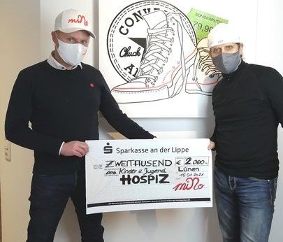 Die Firma bananatexx im Bild rechts vertreten durch Herrn Ulf PETER hier bei der Übergabe des Tape ART Werkes (imHintergrund) konnte das Werk im Dezember als Höchstbietender erwerben