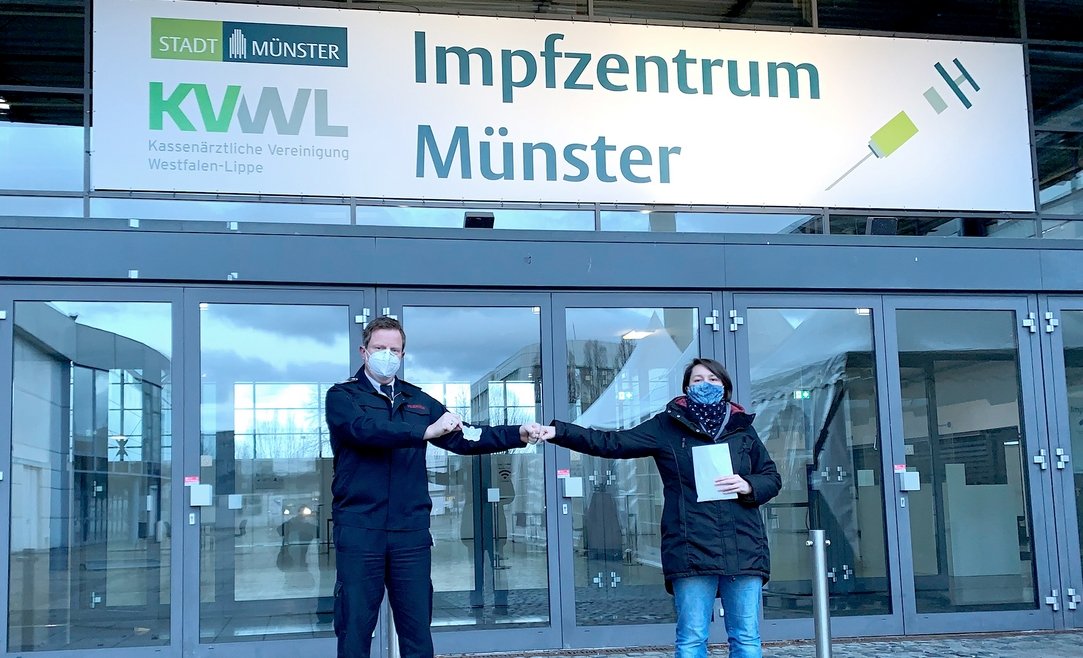 Eine schöne Geste: Tanja Kühr überreicht dem Team des Impfzentrums Münster (hier stellvertretend: Jörg Rosenkranz) zahlreiche "Impfengel". Foto: Stadt Münster