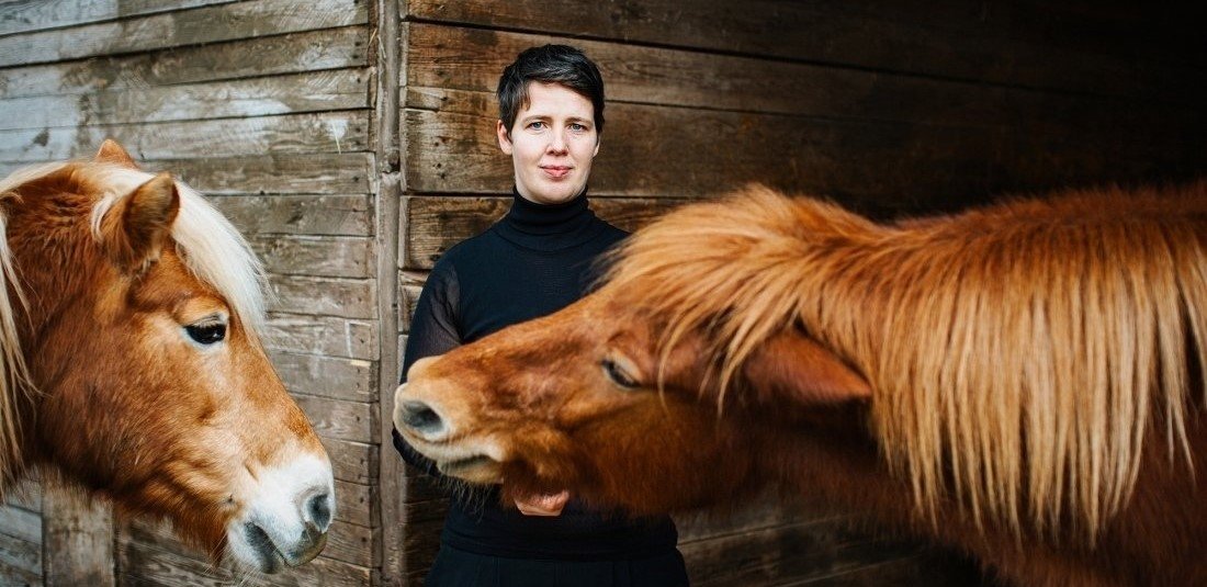 Julia Steinigeweg. Seltener Ausgleich: Wenn es die Zeit erlaubt, geht Viola Priesemann gern zum Reiten. Derzeit findet sie jedoch kaum Gelegenheit dafür.