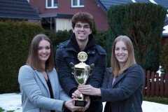 Natürlich gab's einen Pokal für Vanessa, Marvin und Carina Otterpohl (v.l.), die Gewinner der 1. Bielefelder Schneemann-Meisterschaft.