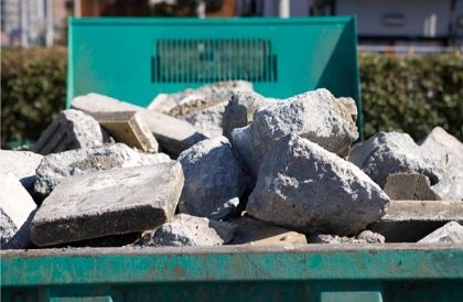 Die Berliner Mauer wurde zu 98% zerstört und die Mauerteile in Betonbrechern zu neuem Baumaterial verarbeitet