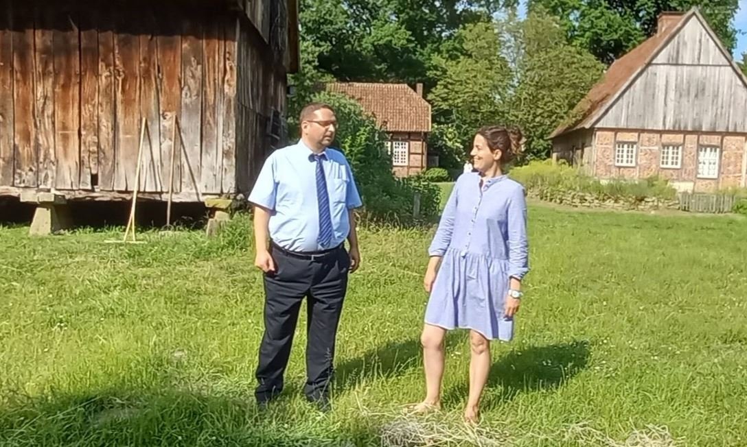 Mühlenhof Frau Wieland im Gespräch mit Herrn Goldstein Foto von C.Gasche