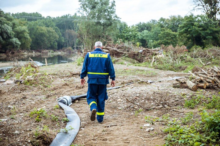 Um betroffene Kläranlagen wieder instand zu setzen, müssen Klär- und Belebungsbecken zunächst leergepumpt werden. THW-Helferinnen und -Helfer setzen hierzu spezielle Schmutzwasserpumpen ein.