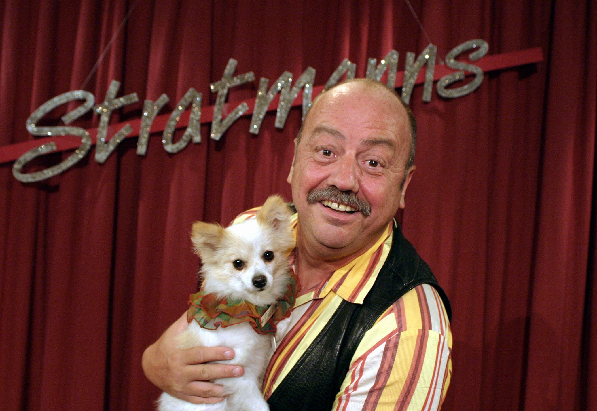 Kneipenwirt Jupp (Dr. Ludger Stratmann) mit seinem Hund "Püppi". © WDR/Melanie Grande