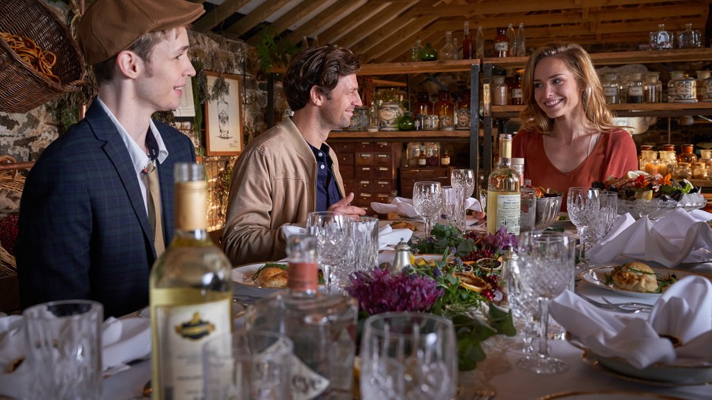 In familiärer Atmosphäre genießen Freddy (Benjamin Weygand, l.) und Thomas Mills (Orestes Fiedler, M.) das kleine Festmahl, das Alice (Hedi Honert, r.) gezaubert hat. ZDF Fotograf: Jon Aisles