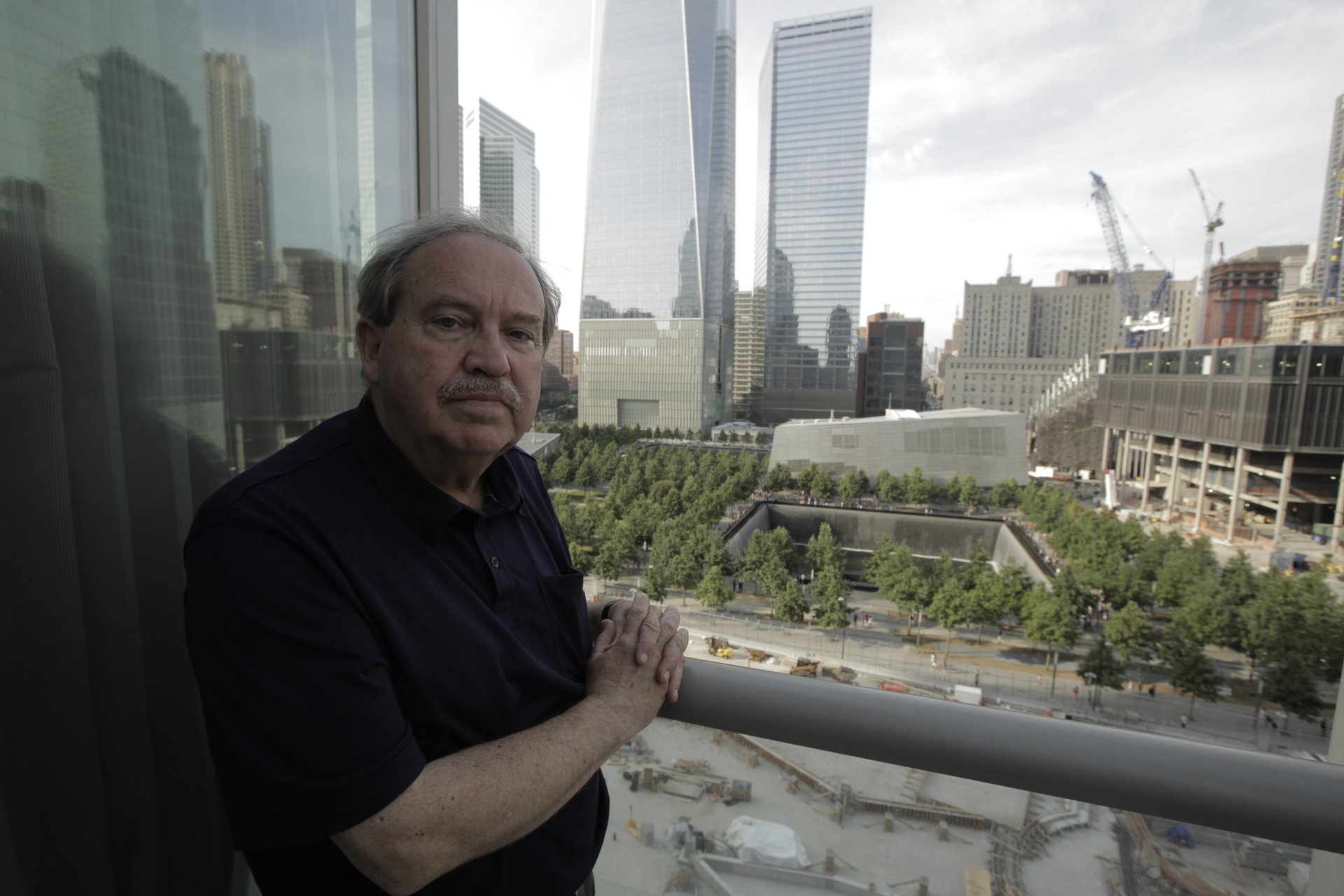 Frank Greening, vor dem neuen Freedom Tower in New York, ist einer der Experten, die in dieser Doku zum 11. September 2001 zu Wort kommen.  "Der 11. September 2001 - Verschwörung auf dem Prüfstand": Frank Greening, vor dem neuen Freedom Tower in New York. Rechtehinweis: © ZDF und Renny Bartlett