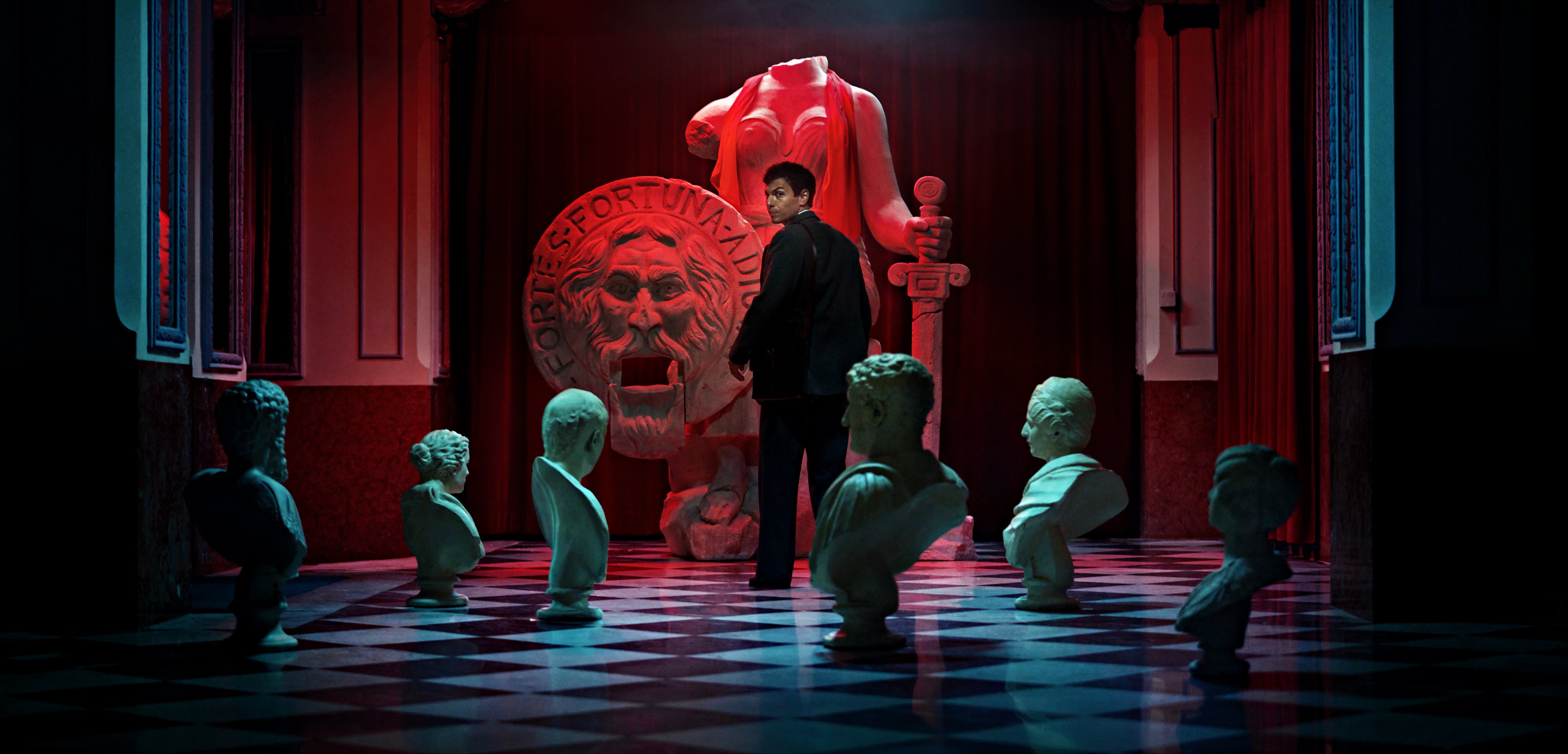 Der junge Fellini und 'The Mouth of Truth', eine Schlüsselszene im neuen Campari Kurzfilm kreiert mit Hilfe künstlicher Intelligenz als Teil der Campari Red Diaries 2021 Fellini Forward, ein Projekt, dass dem kreativen Genie Federico Fellini nachspürt Bildrechte: Campari Deutschland GmbH Fotograf: Campari