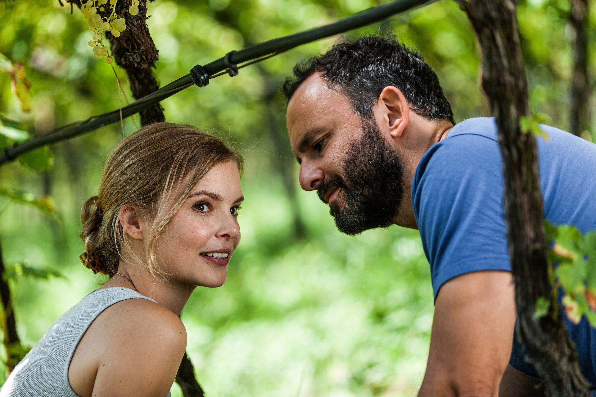 Franzi Gasser (Maike Jüttendonk ) ist in Marco Antonelli (Sami Loris ) verliebt. Sie versteht nicht, warum ihr Vater Josef versucht, jeden Kontakt zwischen den Gassers und den Antonellis zu unterbinden.