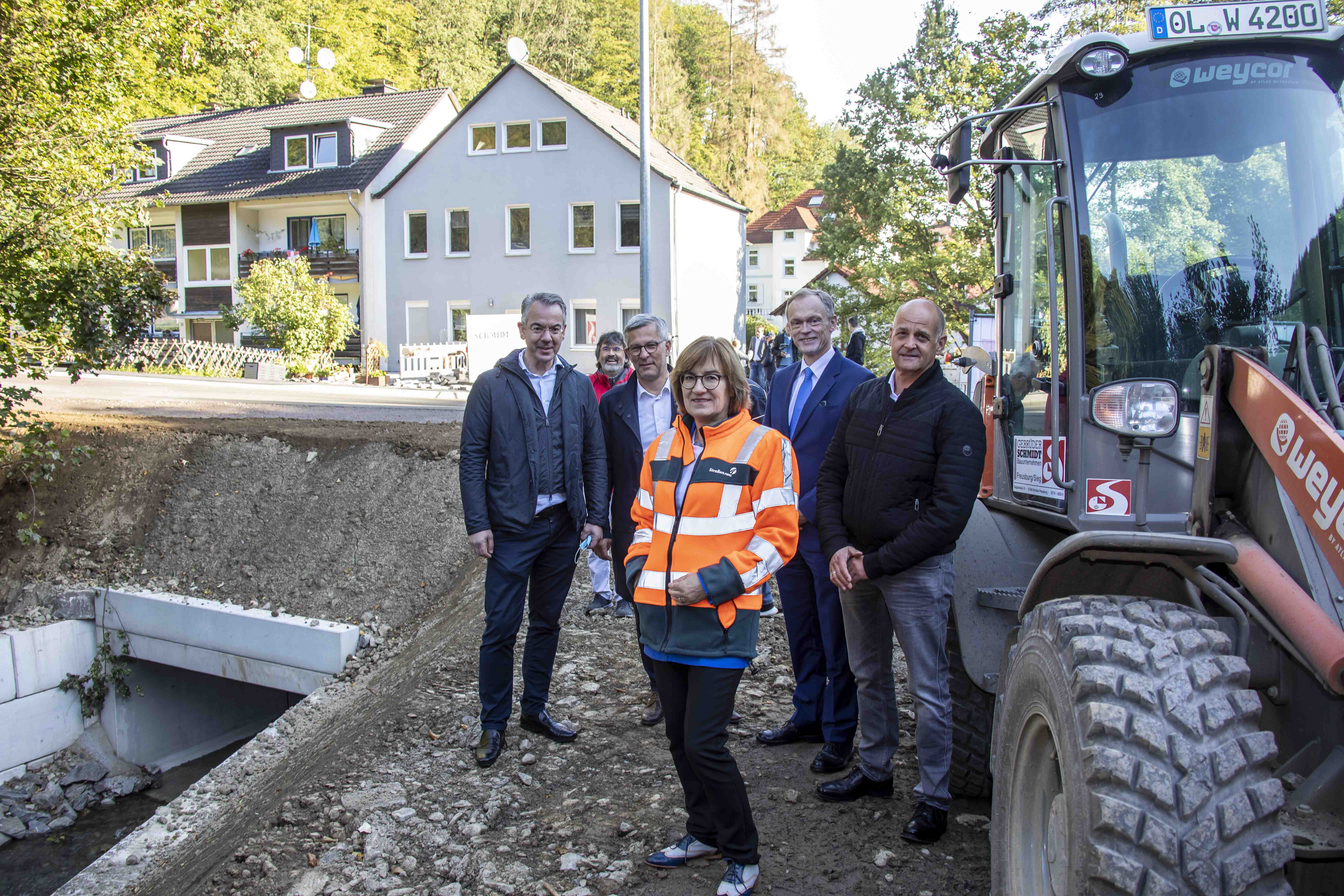 Verkehrsfreigabe und neue Brücke an der L701 Hagen-Priorei: Christoph Purps (Ruhrparlament RVR, Kreisvorsitzender CDU Hagen), Rene Röspel (MdB SPD), Erik Olaf Schulz (Oberbürgermeister Stadt Hagen), Dr. Petra Beckefeld (Straßen.NRW-Direktorin), Staatssekretär Dr. Hendrik Schulte und Uwe Schmidt (Geschäftsführer Bauunternehmen Gebrüder Schmidt). (Foto: Straßen.NRW)