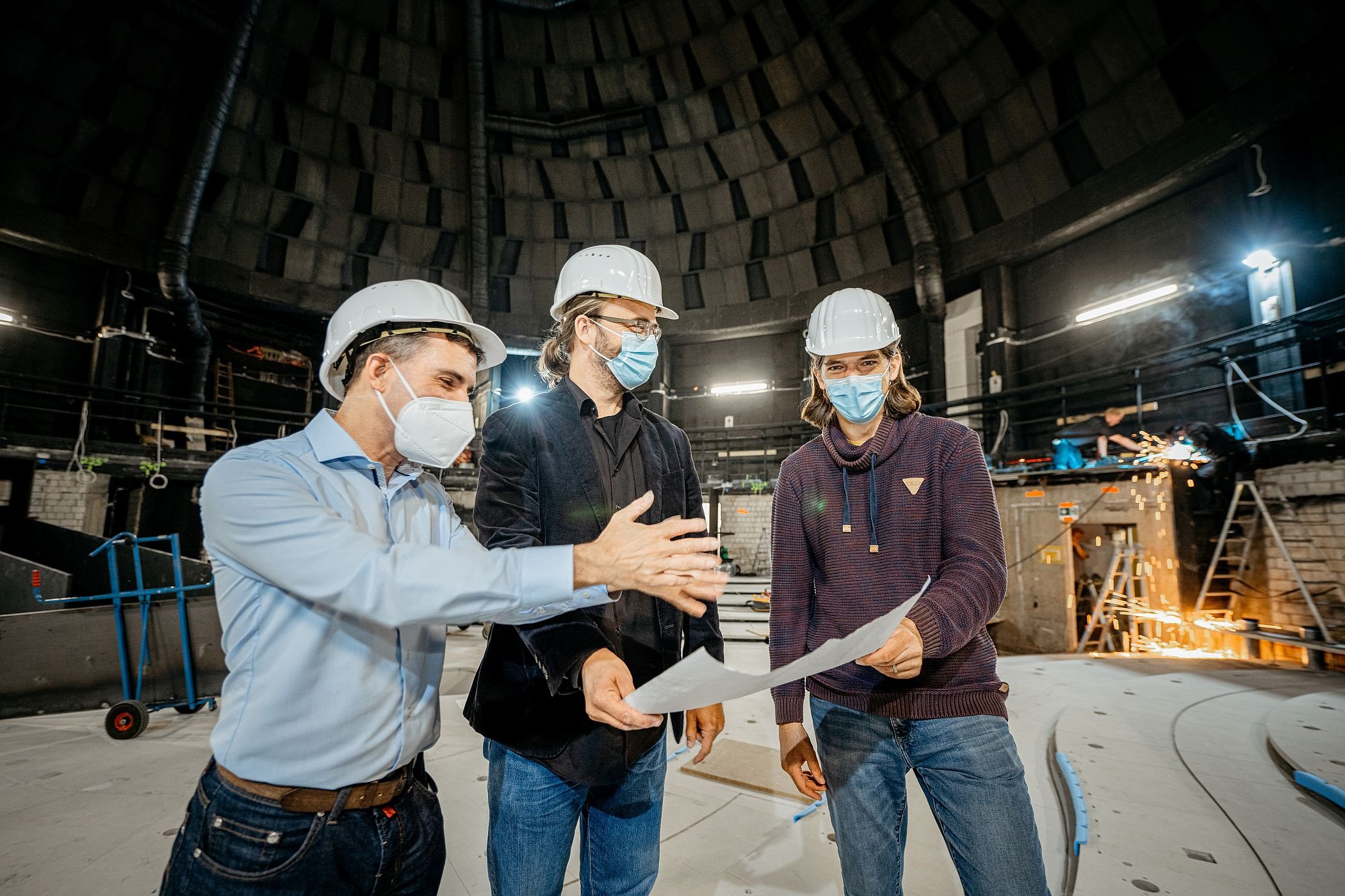 Da kommt Freude auf. Der Wiederaufbau der Projektionsfläche kann bald beginnen. Dr. Björn Voss, Leiter des Planetariums Münster, Museumsdirektor Dr. Jan Ole Kriegs und Dr. Tobias Jogler, technische Leitung, freuen sich über die guten Fortschritte beim Planetariumsumbau (v. li. n. re.). Foto: LWL/Steinweg