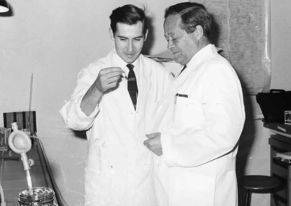 Lichtgetriebene Protonenpumpe  Dieter Oesterhelt (links) mit seinem Doktorvater und Nobelpreisträger Feodor Lynen, 1967  © Krella, Archiv der Max-Planck-Gesellschaft Berlin