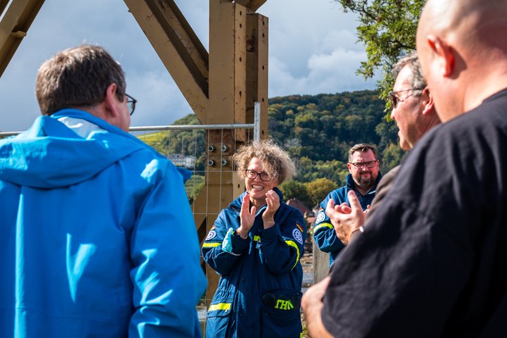 Gestern eröffnete THW-Vizepräsidentin die neue Ahrtorbrücke in Bad Neuenahr-Ahrweiler. 120 Helferinnen und Helfer des THW haben diese gemeinsam aufgebaut. Quelle: THW/Andrea Götz