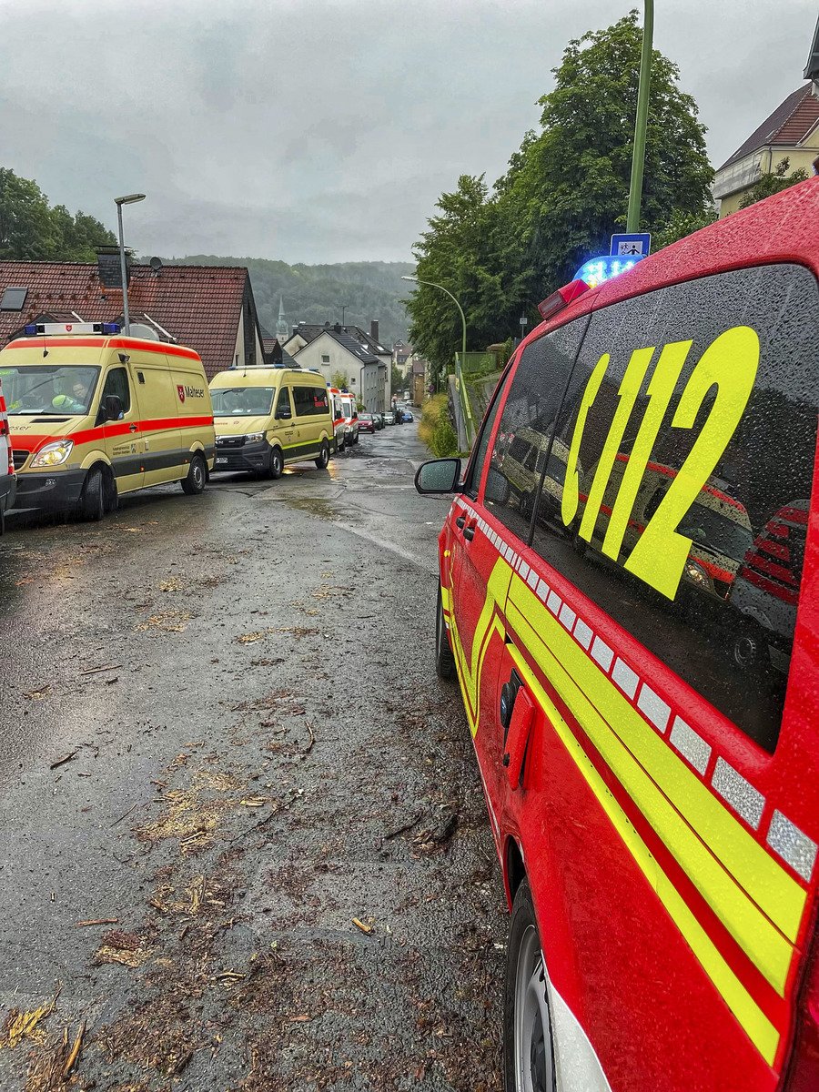 Bildunterschrift:Malteser im Hochwasser-Einsatz 2021 - Dortmunder Malteser unterstützen in Hagen Beschreibung:Deutschlandweit sind mehrere hundert Malteser im Einsatz, um Feuerwehr und Polizei bei ihrer Arbeit zu unterstützen. Wir helfen bei der Evakuierung, bei der medizinischen Versorgung verunglückter oder kranker Menschen, errichten Notunterkünfte und versorgen sowohl Einsatzkräfte als auch Betroffene mit Essen und Getränken. Quellenangabe (Credit):Malteser Dortmund