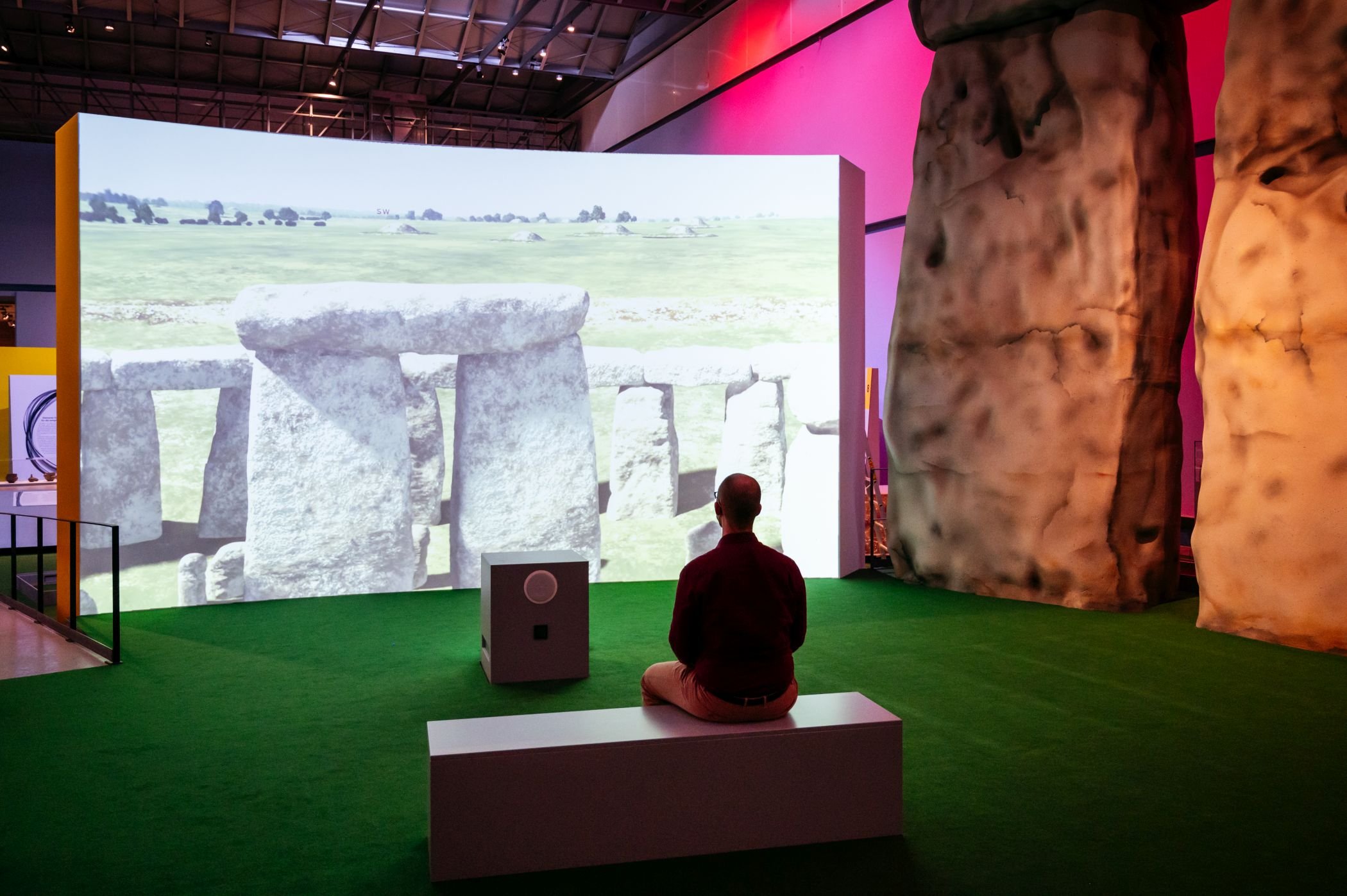 Besucher inmitten der 1:1-Rekonstruktion des Monuments in der Sonderausstellung im LWL-Museum für Archäologie. Foto: LWL-Museum für Archäologie/D. Sadrowski