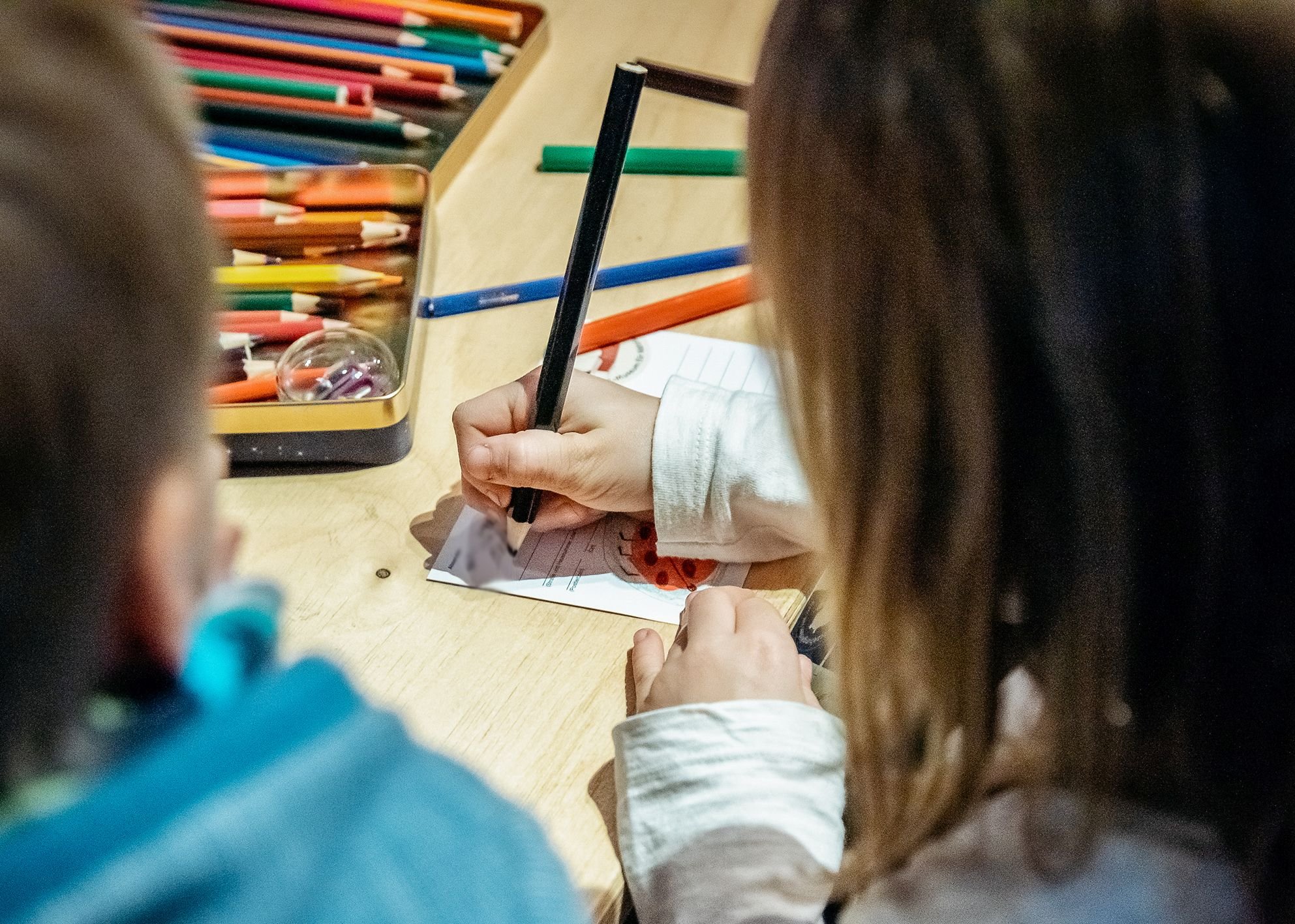 Am Maltisch können die kleine Besucher:innen ihrer Kreativität freien Lauf lassen. Foto: LWL/Steinweg