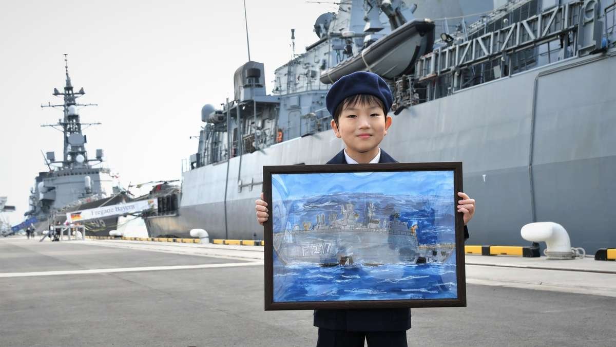 Die „Bayern“ im Hafen von Tokio  Deutsche Botschaft Tokio/Sudo