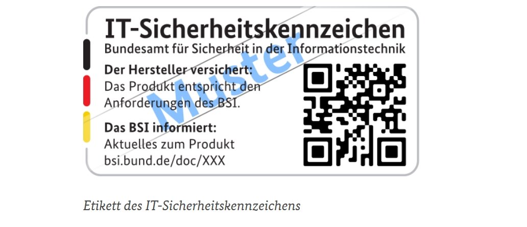 Das IT-Sicherheitskennzeichen besteht aus der Herstellererklärung und der dynamischen Informationskomponente nach §9c Abs. 2 IT-SiG 2.0. Das Etikett enthält einen QR-Code, welcher auf eine Webseite des BSI führt, die Informationen zum Produkt, der Laufzeit des IT-Sicherheitskennzeichens sowie aktuelle Sicherheitsinformationen (z.B. aktuell bestehende Schwachstellen oder anstehende Sicherheitsupdates) zum Produkt enthält. Graphik:  BSI