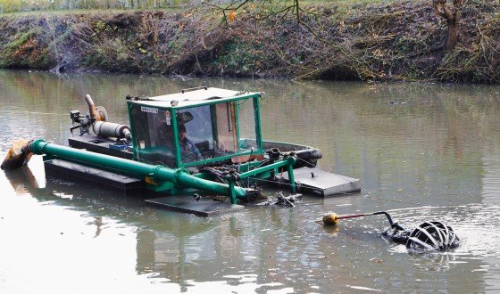 Mit dem sogenannten Schneidkopf wird der Schlamm vorsichtig gelöst, um ihn anschließend abzupumpen.