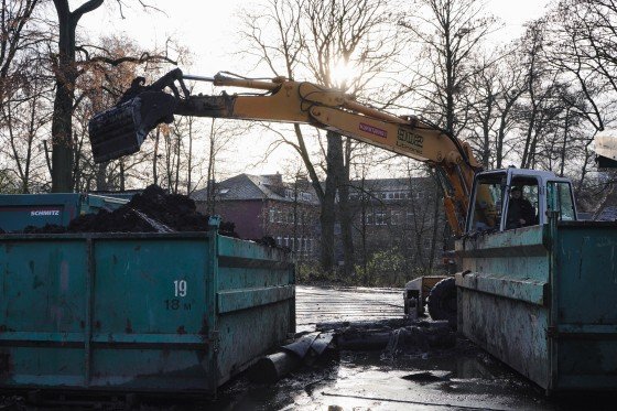 Hinter dem Schloss wird der abgepumpte Schlamm gesammelt und zur Weiterverwertung in seine einzelnen Bestandteile getrennt.