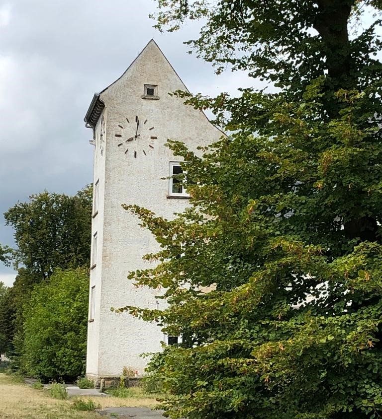 denkmalgeschüzter Kirchtum auf dem Gelände