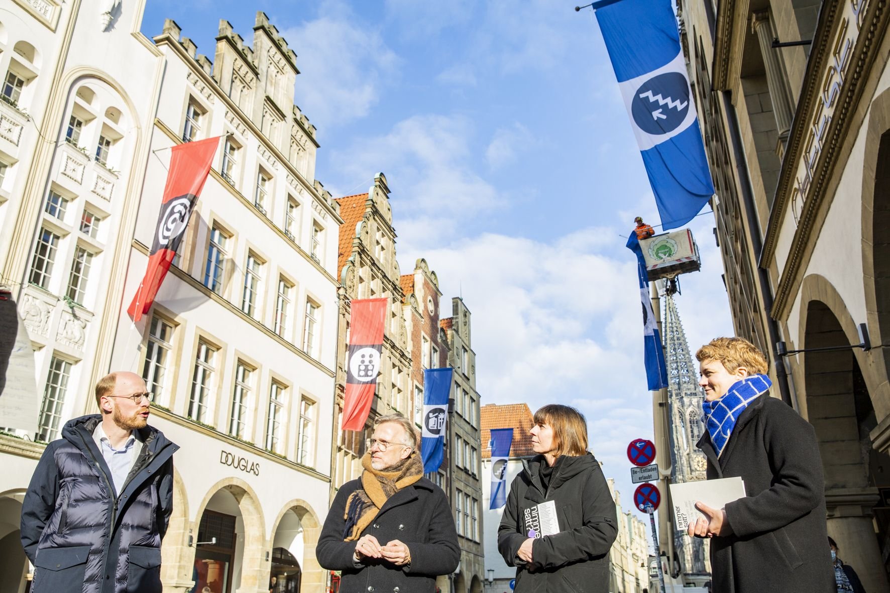 V.l.n.r.: Thomas Zumnorde, Sprecher der Kaufleute am Prinzipalmarkt, Tobias Viehoff, Vorstandsvorsitzender Westfälischer Kunstverein, Kristina Scepanski, Direktorin Westfälischer Kunstverein, Dr. Marianne Wagner, Kuratorin LWL-Museum für Kunst und Kultur. Foto: LWL / Hanna Neander