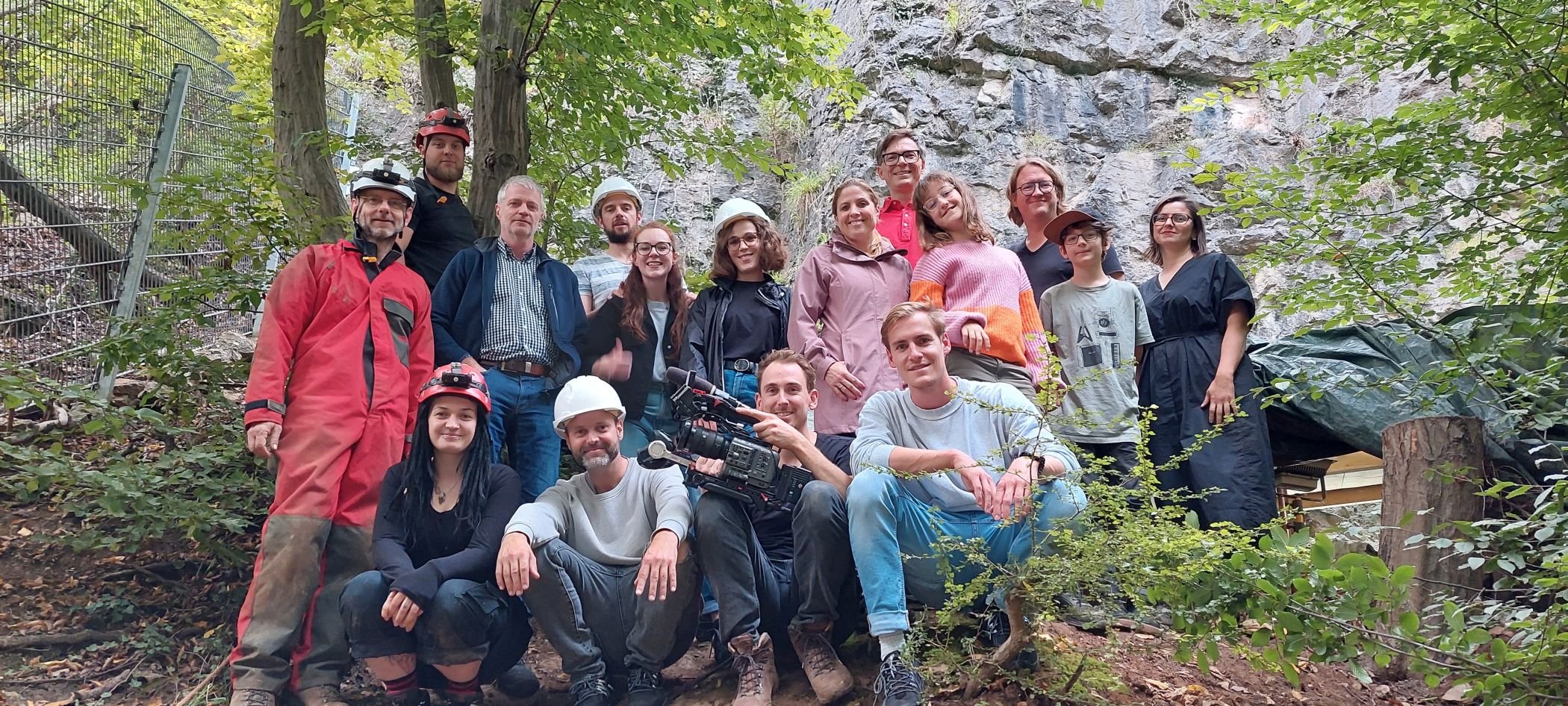 Das Gruppenfoto zeigt das Team der LWL-Archäologie, Stella und das Kamerateam und entstand am Ende des Tages vor der Blätterhöhle in Hagen. Foto: LWL-AfWL/S. Görtz