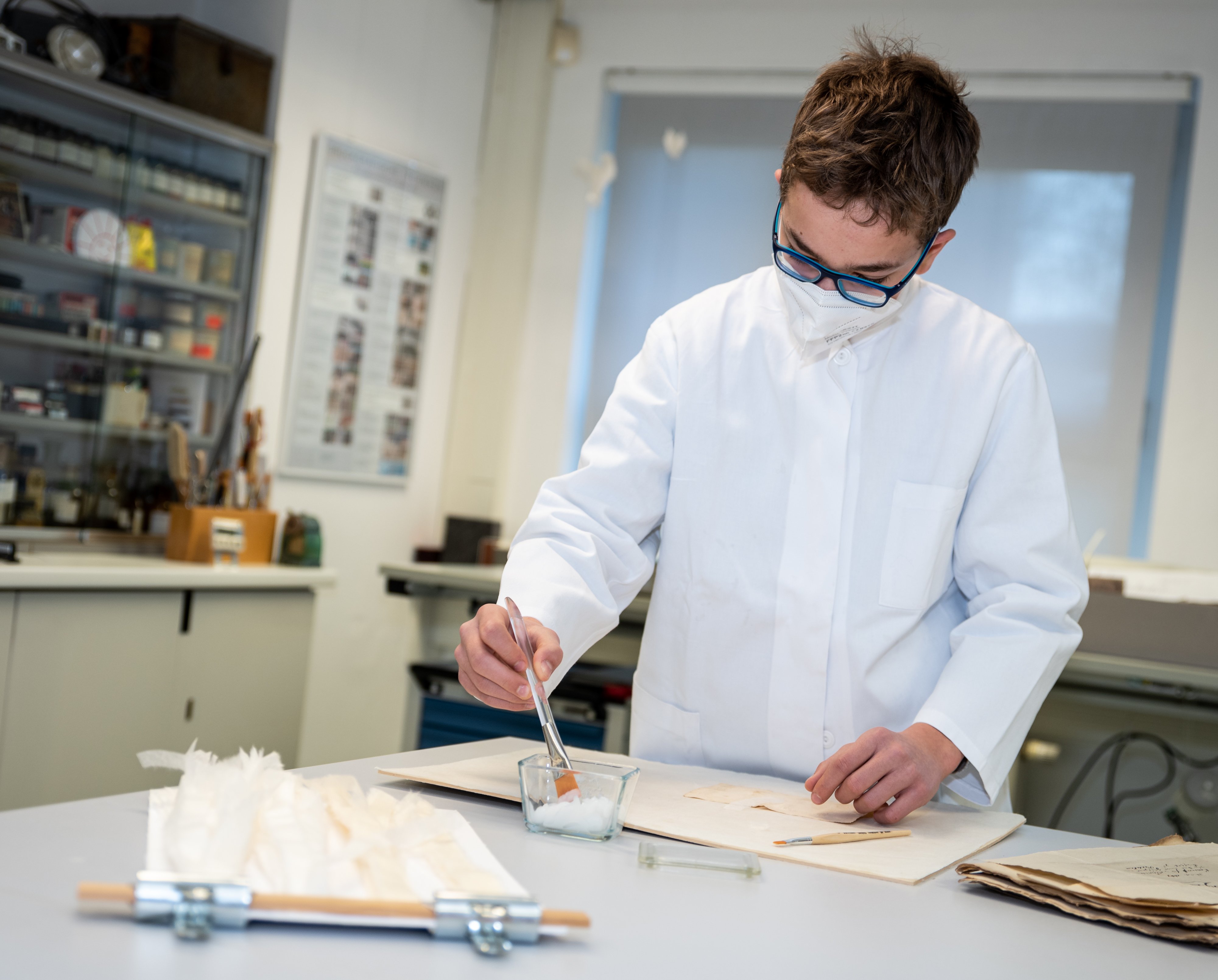 Jakob hat seinen „Traumjob“ am Boys‘ Day schon gefunden. Am 28. April lernt er den Beruf des Papierrestaurators kennen./Stadt Münster.