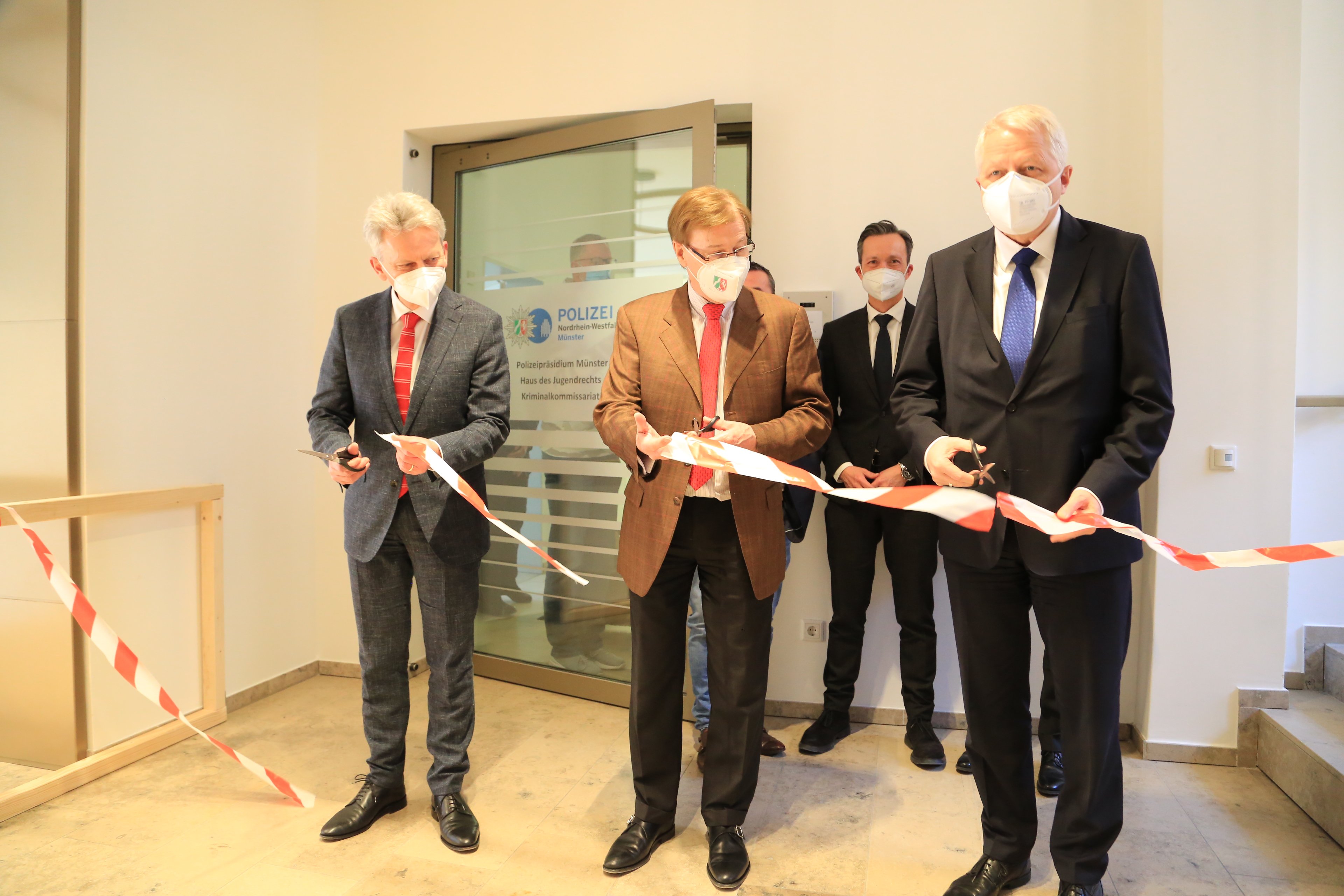 Stadtdirektor Thomas Paal, Landesjustizminister Peter Biesenbach und Jürgen Mathies (Staatssekretär Landesinnenministerium), v.l., eröffnen offiziell das Haus des Jugendrechts in Münster./Stadt Münster, Amt für Kommunikation.