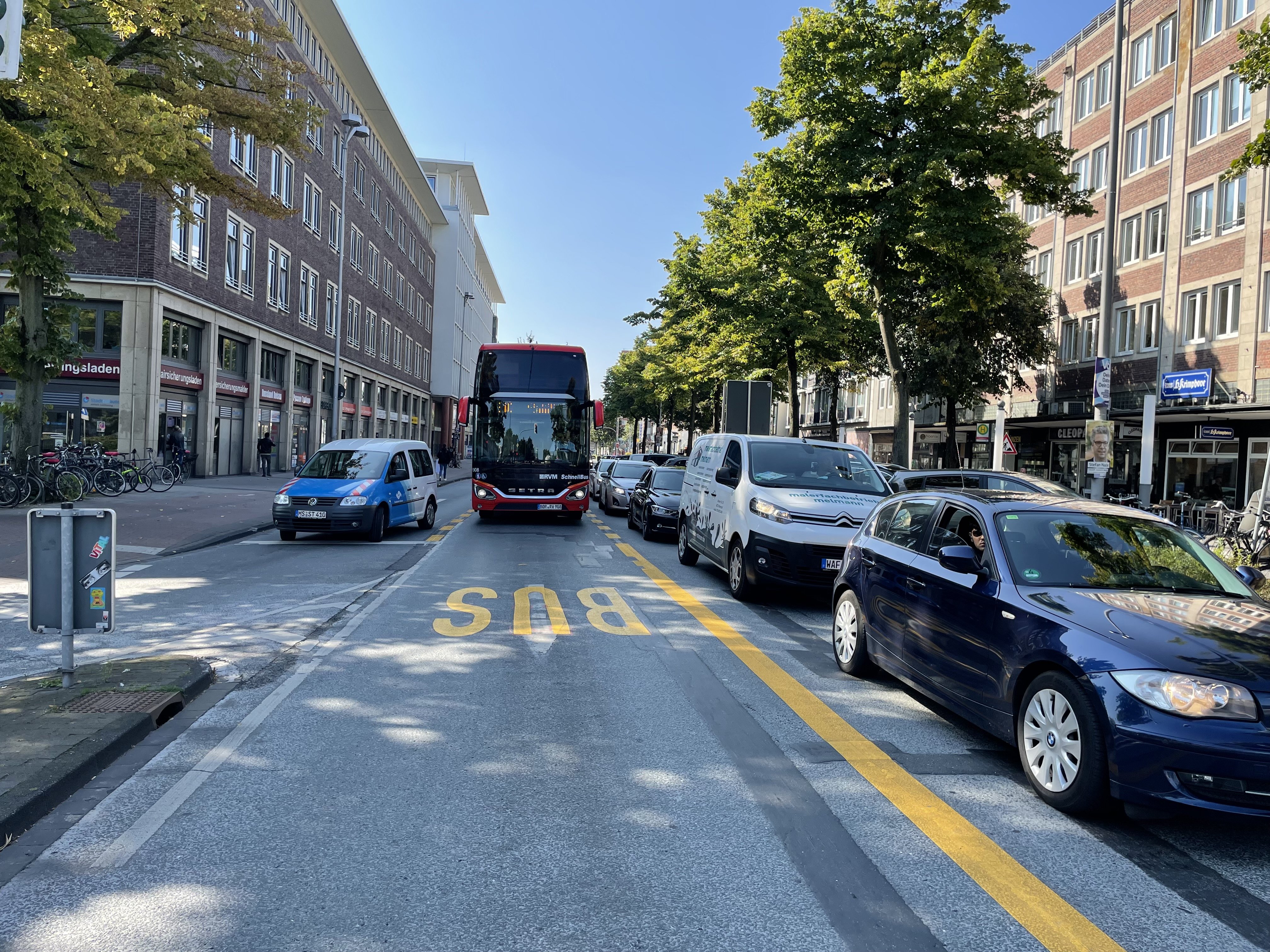 Verkehrsversuch zwischen Ludgeriplatz und Landeshaus: Der Ausschuss für Mobilität und Verkehr entscheidet über die Verstetigung der Busspur vor dem Hauptbahnhof. /Stadt Münster.