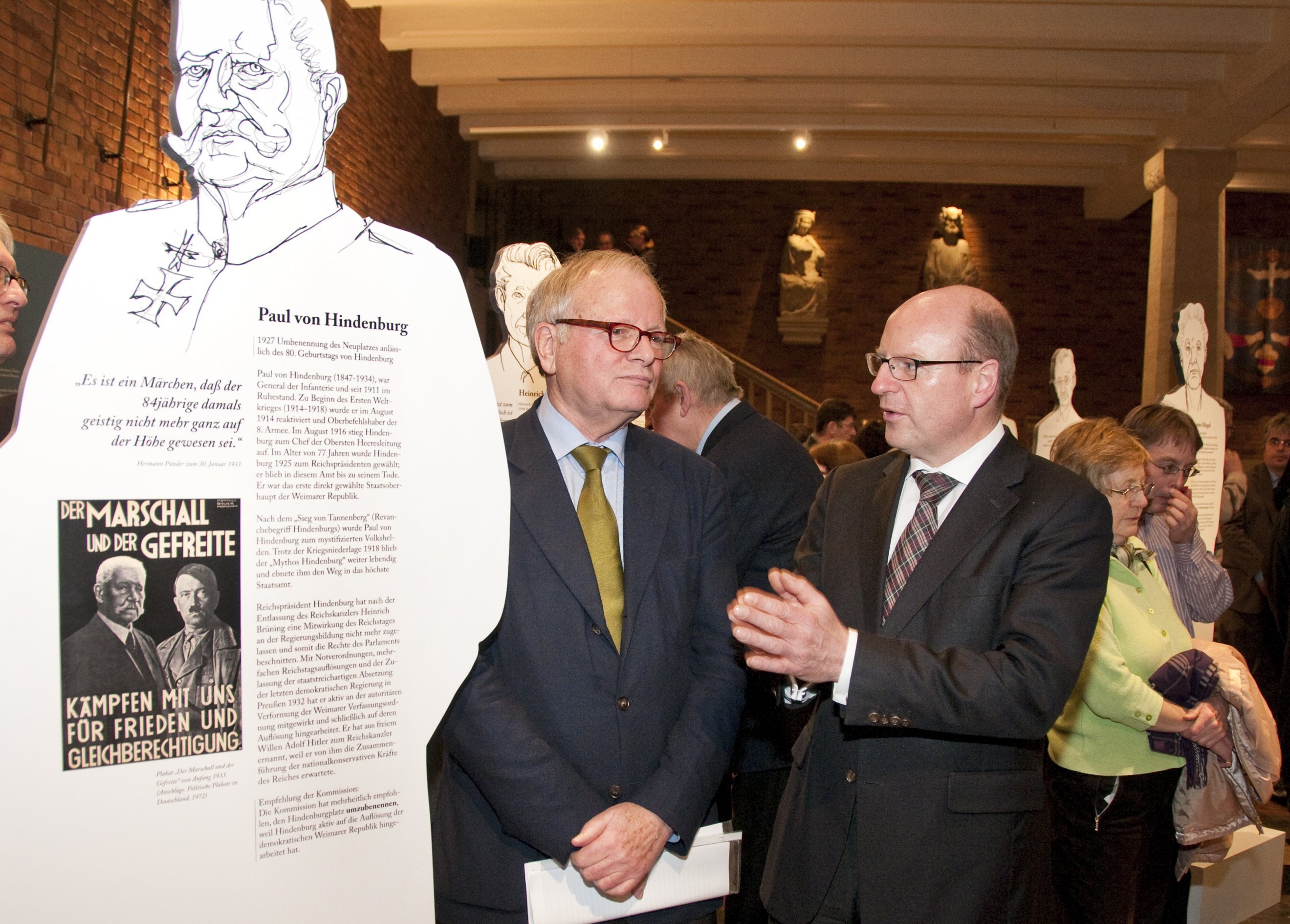 Historiker Prof. Hans-Ulrich Thamer und Oberbürgermeister Markus Lewe in der Ausstellung „Ehre, wem Ehre gebührt?!“. Die Präsentation informierte von Januar bis März 2012 über Namenspatronen wie Paul von Hindenburg, Hans Wilhelm Jötten und Agnes Miegel während des Nationalsozialismus. /Stadt Münster.