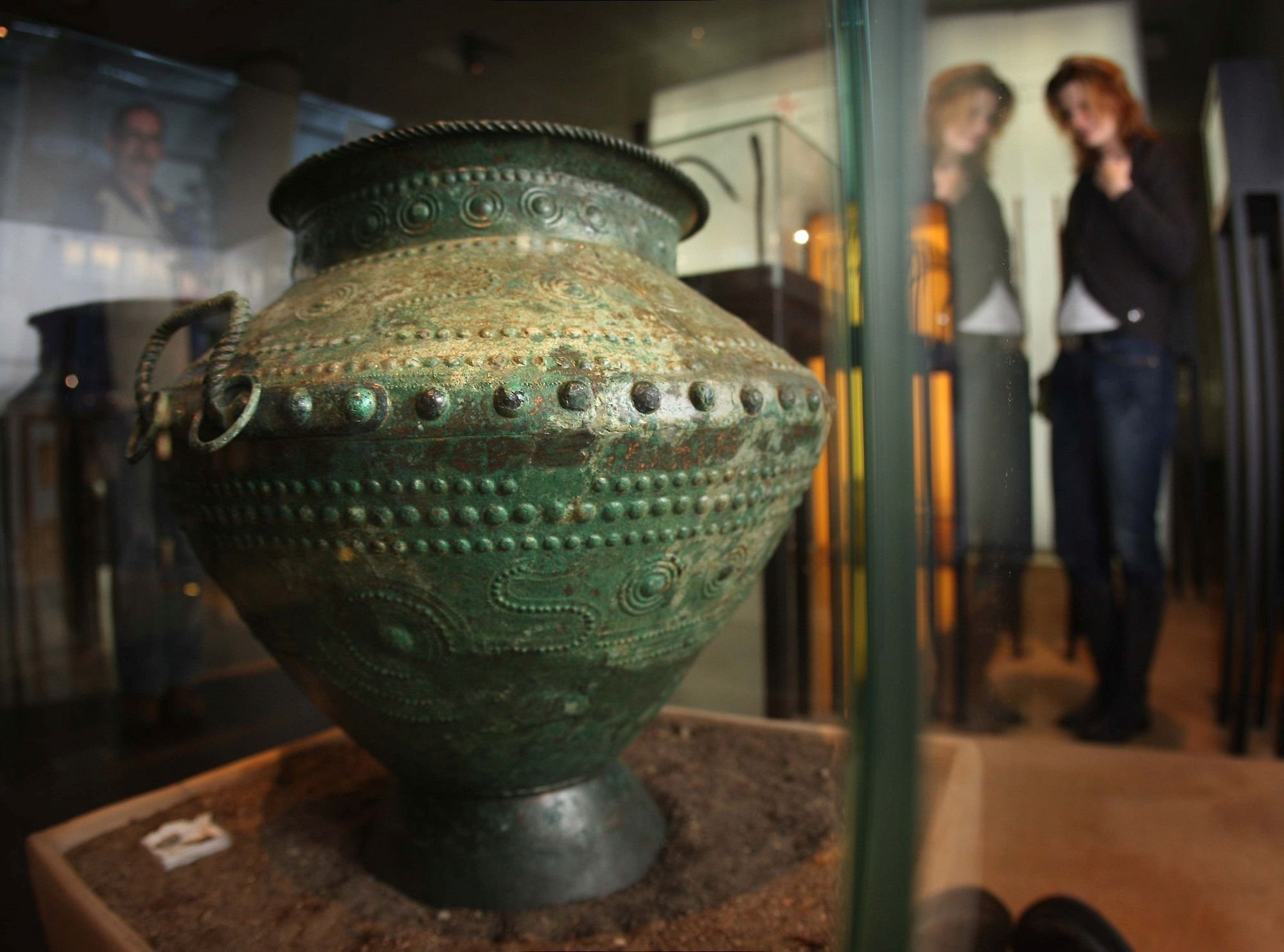 Am Ostersonntag entdecken Teilnehmer:innen der Führung "Neue Wege, fremde Sitten: Die Metallzeiten" online oder vor Ort im LWL-Archäologiemuseum die Höhepunkten der westfälischen Bronze- und Eisenzeit./LWL/P. Jülich