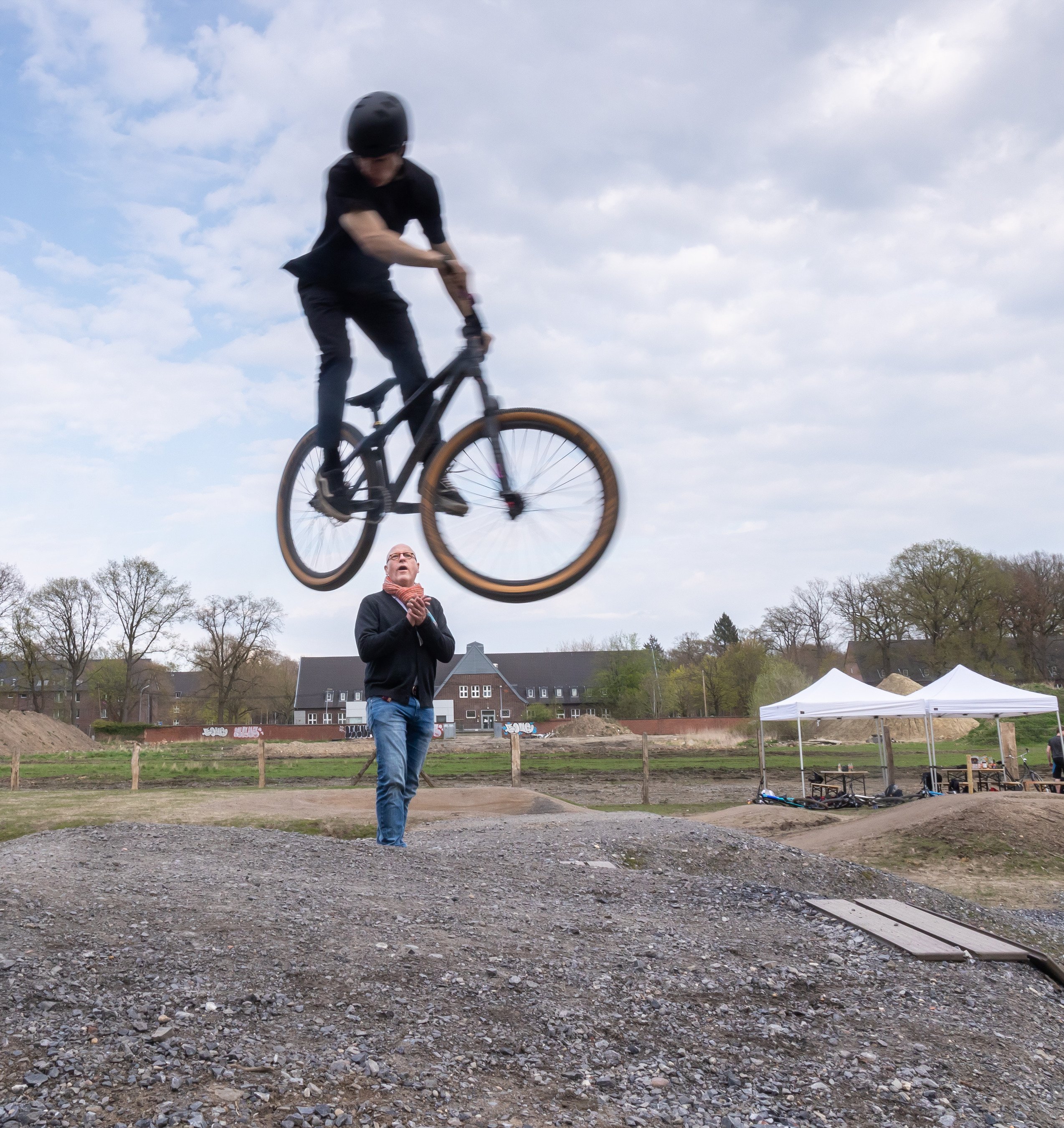 "Die Dirt-Bike-Anlage ist ein gelungenes Beispiel für eine erfolgreiche Zusammenarbeit von jungen Anwohnerinnen und Anwohnern und der Verwaltung", freut sich Oberbürgermeister Lewe. / Stadt Münster. Münster View.