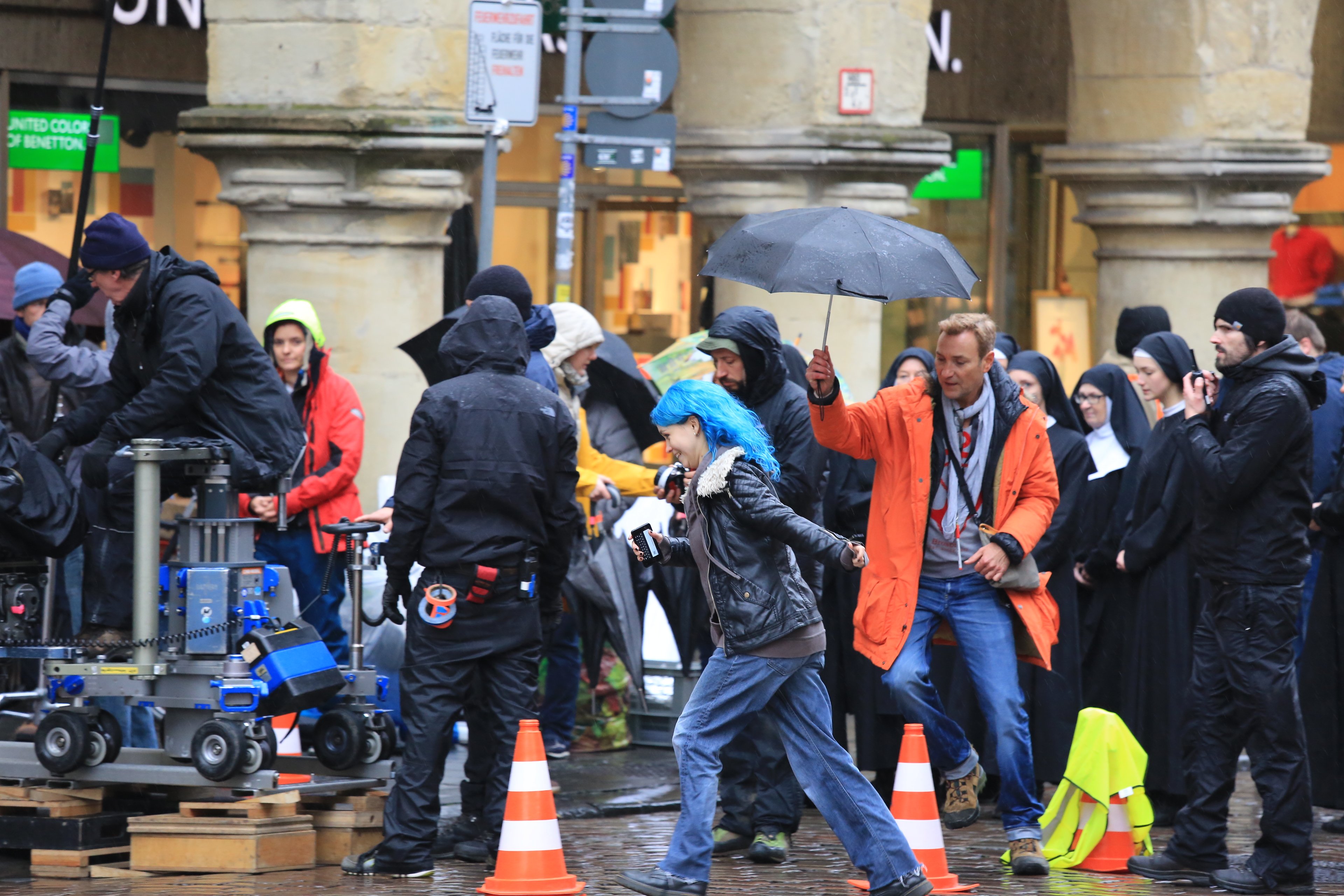 Drehort Prinzipalmarkt: Szene aus dem Tatort „Fangschuss“ mit Janina Fautz (mit blauen Haaren) in Münsters „Guter Stube“./Amt für Kommunikation, Stadt Münster.