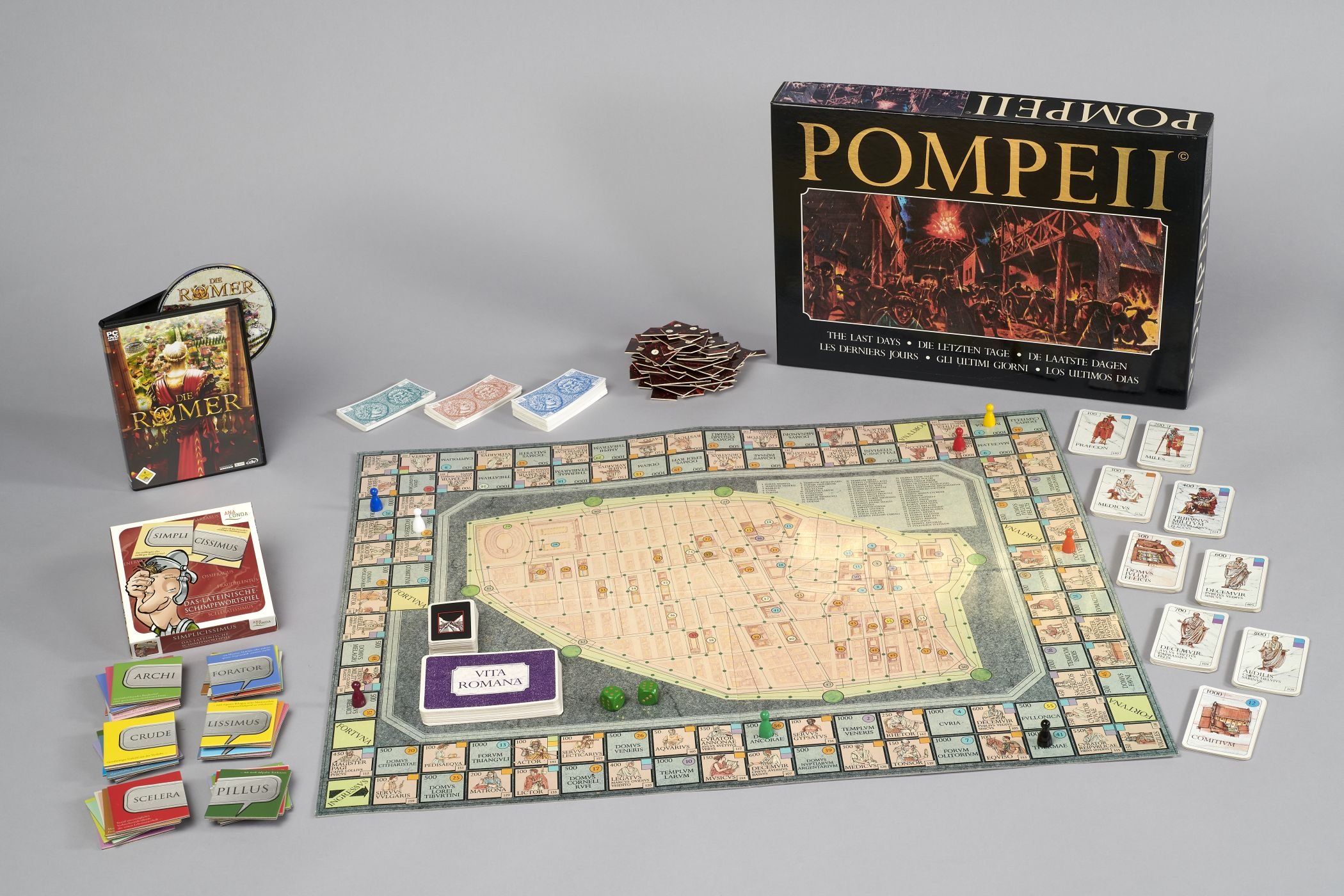 Latein im Spiel: Latein und die Antike sind ein beliebtes Thema der Spielewelt. Das zeigt, die Sprache ist Teil unserer modernen Popkultur. Brettspiel: Pompeii / PC-Spiel: Die Römer / Kartenspiel: Simplicissimus, Lichtenau, Stiftung Kloster Dalheim. LWL-Landesmuseum für Klosterkultur./Ansgar Hoffmann, www.hoffmannfoto.de