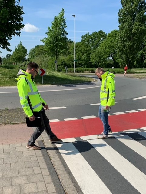 Ortstermin: Clemens Vogelsang und Andreas Koch schauen sich die rot eingefärbte Radfahrerfurt zwischen Kreisverkehr und Fußgängerübergang an/Bezirksregierung Münster