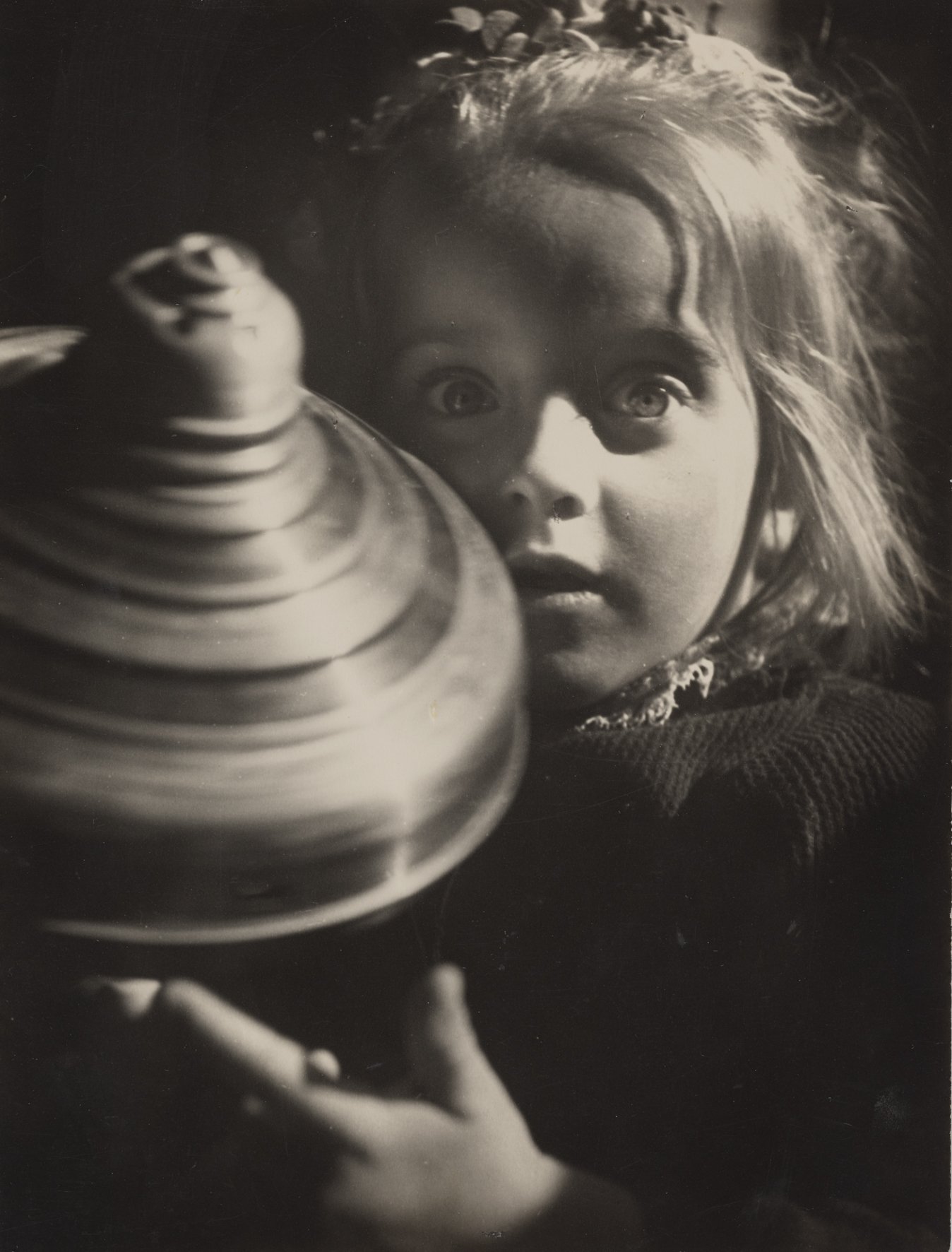 Auch bei privaten Kinderaufnahmen galt die Porträtfotografie als zentrales Stilmittel der Fotografin Annelise Kretschmer. Annelise Kretschmer, Porträt Nina Kretschmer, 1943/Reproduktion: LWL MKuK/Hanna Neander/© Nachlass Annelise Kretschmer, LWL Museum für Kunst und Kultur, Münster