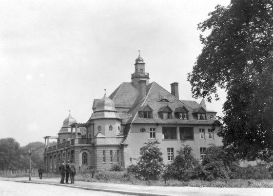 Das „Studentenhaus am Aasee“ an der Bismarckallee, Anfang 1932 eingeweiht, bot viel Platz für die Studierenden, unter anderem eine Mensa mit 400 Sitzplätzen, eine Küche und einen Lesesaal mit Bibliothek./ © Universitätsarchiv Münster