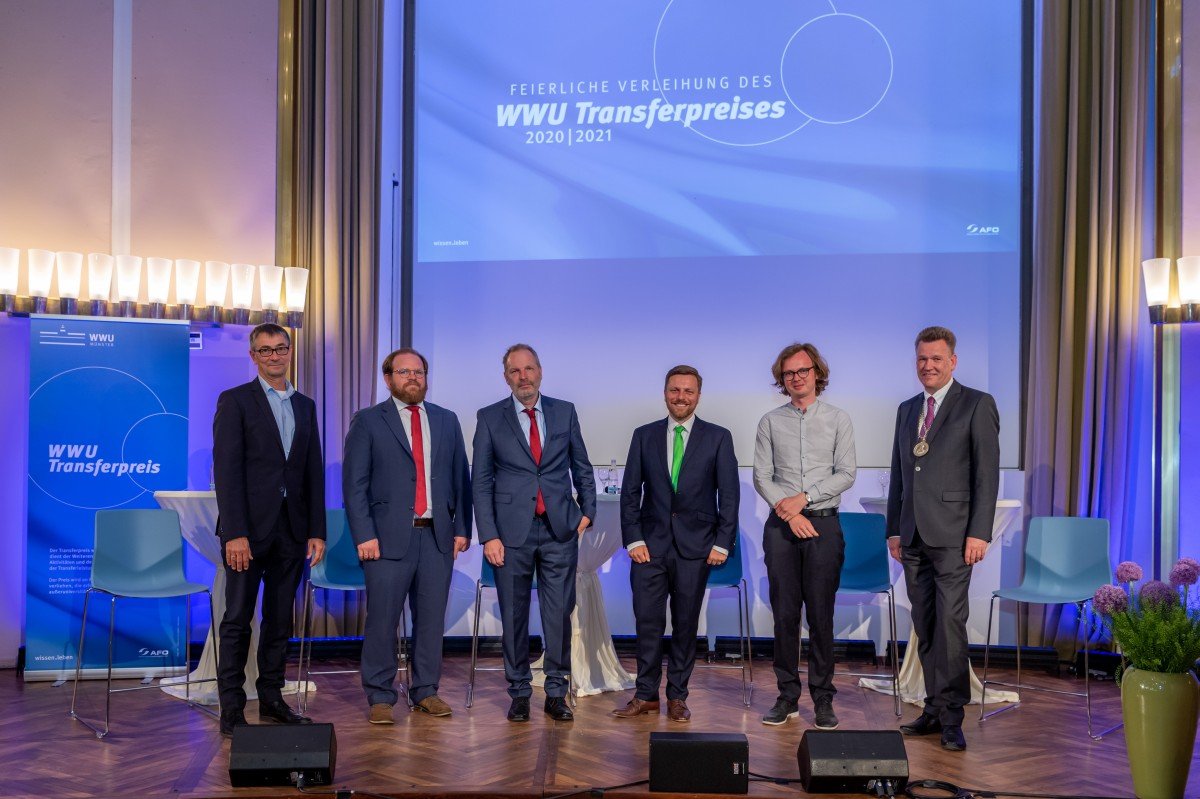 Rektor Prof. Dr. Johannes Wessels (r.) gratulierte den Transferpreisträgern Dr. Jens Höhndorf, Dr. Jens Soltwisch, Prof. Dr. Klaus Dreisewerd, Dr. Thomas Bartoschek und David Weigend (v.l.) / © WWU - Michael Möller