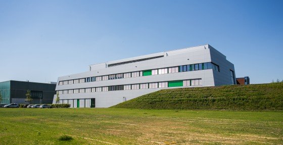 Der Erdhügel am Center for Soft Nanoscience wurde eigens aufgeschüttet, um die empfindliche Kryo-Elektronenmikroskopie von störender natürlicher Strahlung abzuschirmen / © WWU - Peter Leßmann